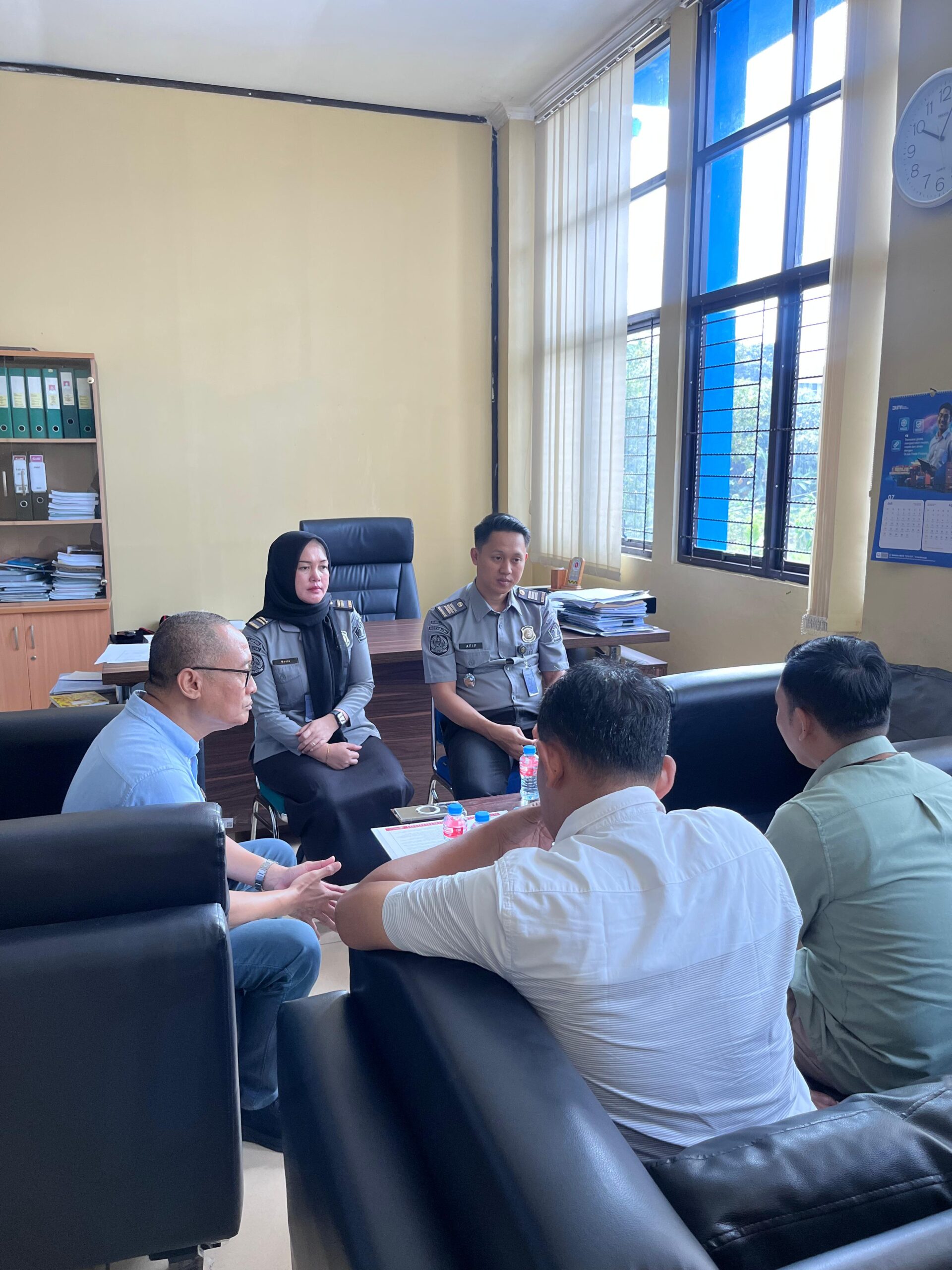 Kantor Imigrasi Kelas II Non TPI Kotabumi menerima kunjungan dari Pegawai Pajak pada Selasa, 9 September 2025. Kunjungan ini bertujuan untuk memperkuat pemahaman serta meningkatkan kepatuhan seluruh jajaran Kantor Imigrasi terhadap kewajiban perpajakan. Pajak merupakan salah satu instrumen penting dalam pembangunan nasional, sehingga pemenuhan kewajiban perpajakan dengan baik dan benar menjadi wujud nyata kontribusi setiap instansi pemerintah. Dalam kesempatan tersebut, Pegawai Pajak memberikan penjelasan dan edukasi mengenai pentingnya kesadaran pajak bagi setiap aparatur negara. Tidak hanya menyangkut kewajiban pribadi, tetapi juga bagaimana pengelolaan administrasi perpajakan lembaga dapat berjalan dengan tertib dan sesuai aturan. Hal ini diharapkan dapat menumbuhkan budaya kepatuhan yang berkelanjutan di lingkungan Kantor Imigrasi Kotabumi. Sebagai bentuk apresiasi atas ketaatan dalam melaksanakan kewajiban perpajakan, Pegawai Pajak menyerahkan sertifikat penghargaan kepada Kantor Imigrasi Kelas II Non TPI Kotabumi. Penghargaan ini menjadi bukti nyata kontribusi instansi dalam mendukung sistem perpajakan nasional. Penghargaan tersebut tidak hanya bernilai simbolis, tetapi juga menjadi motivasi bagi seluruh jajaran Kantor Imigrasi Kotabumi untuk terus menjaga konsistensi dalam memenuhi kewajiban perpajakan. Dengan adanya kepatuhan ini, diharapkan dapat terwujud tata kelola yang baik, transparan, serta akuntabel, yang pada akhirnya turut berperan dalam mendorong pembangunan nasional.