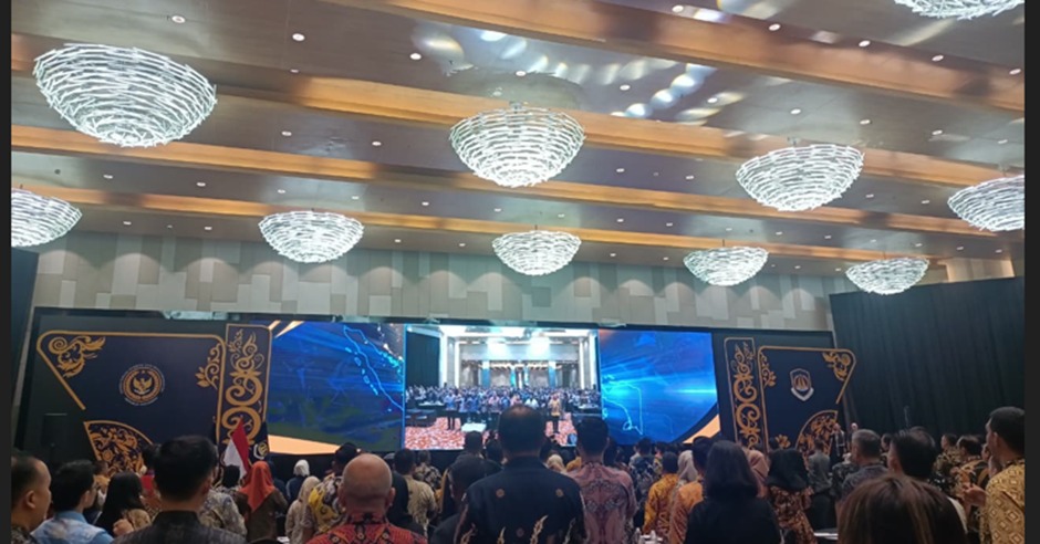 Kantor Imigrasi Kelas II Non TPI Kotabumi turut hadir dalam kegiatan Pembukaan Supervisi Hukuman Disiplin Pegawai di Lingkungan Direktorat Jenderal Imigrasi Tahun Anggaran 2025 yang diselenggarakan pada Rabu, 10 September 2025, bertempat di Ballroom Grand Mercure Hotel Jakarta. Kegiatan ini dibuka langsung oleh Sekretaris Direktorat Jenderal Imigrasi, Bapak Sandy Andaryadi, dengan dihadiri jajaran Direktorat Jenderal Imigrasi, Biro SDM Aparatur Organisasi dan Tatalaksana, Inspektorat Jenderal, serta perwakilan Unit Pelaksana Teknis di lingkungan Ditjen Imigrasi. Dalam sambutannya, Bapak Sandy Andaryadi menegaskan pentingnya pemahaman yang mendalam mengenai ketentuan disiplin pegawai, termasuk pengangkatan, kepangkatan, pemindahan, dan pemberhentian. Ia menekankan bahwa hukuman disiplin bukan hanya bentuk penegakan aturan, tetapi juga sarana pembentukan karakter dan profesionalisme ASN, sekaligus menjaga kepercayaan publik terhadap institusi. Melalui kegiatan ini, jajaran Imigrasi diharapkan semakin memahami regulasi terbaru terkait penegakan disiplin serta mampu menerapkannya secara konsisten. Dengan demikian, integritas dan tata kelola organisasi dapat terus terjaga demi terciptanya pelayanan publik yang profesional dan berkeadilan.