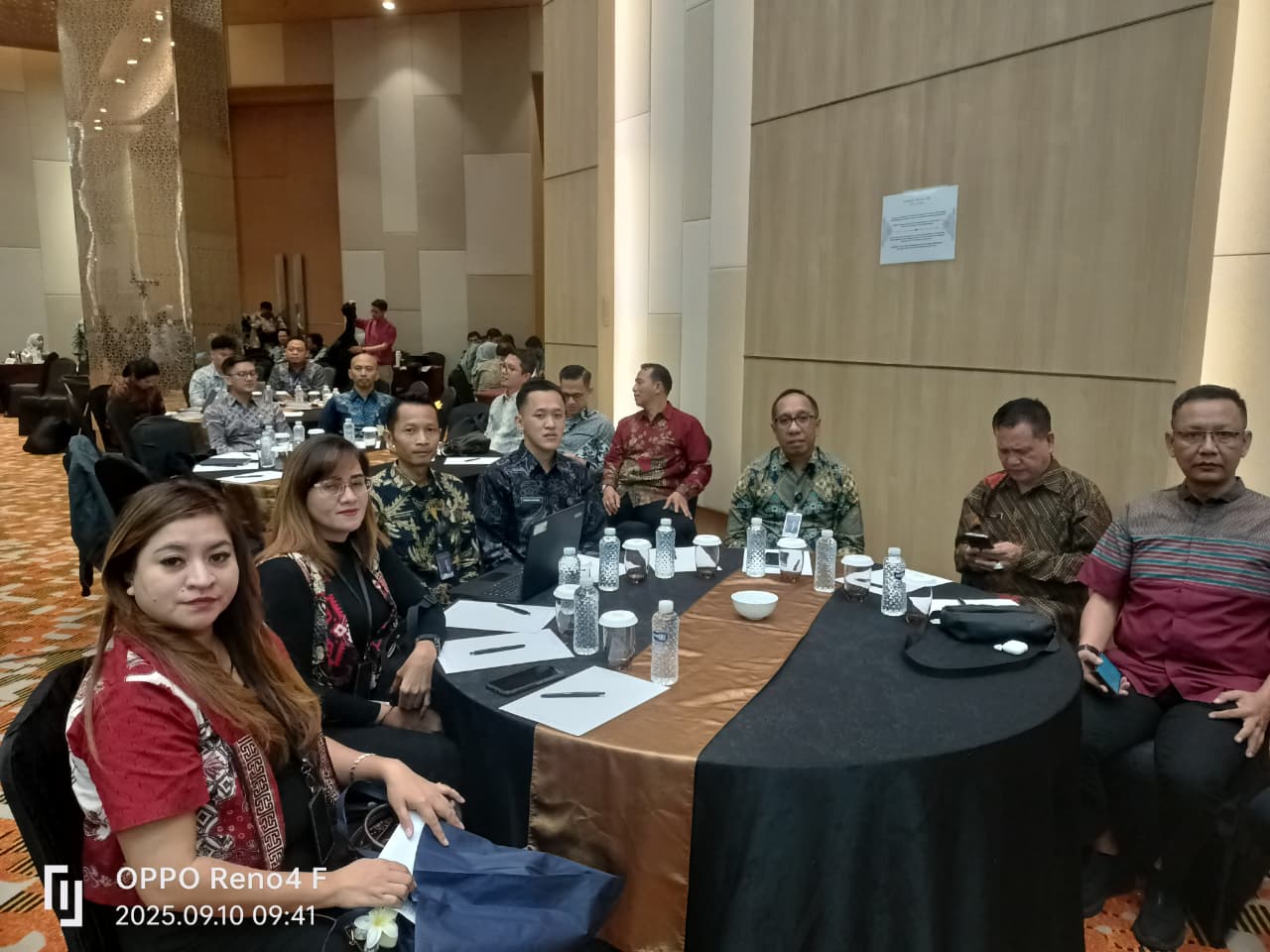 Kantor Imigrasi Kelas II Non TPI Kotabumi turut hadir dalam kegiatan Pembukaan Supervisi Hukuman Disiplin Pegawai di Lingkungan Direktorat Jenderal Imigrasi Tahun Anggaran 2025 yang diselenggarakan pada Rabu, 10 September 2025, bertempat di Ballroom Grand Mercure Hotel Jakarta. Kegiatan ini dibuka langsung oleh Sekretaris Direktorat Jenderal Imigrasi, Bapak Sandy Andaryadi, dengan dihadiri jajaran Direktorat Jenderal Imigrasi, Biro SDM Aparatur Organisasi dan Tatalaksana, Inspektorat Jenderal, serta perwakilan Unit Pelaksana Teknis di lingkungan Ditjen Imigrasi. Dalam sambutannya, Bapak Sandy Andaryadi menegaskan pentingnya pemahaman yang mendalam mengenai ketentuan disiplin pegawai, termasuk pengangkatan, kepangkatan, pemindahan, dan pemberhentian. Ia menekankan bahwa hukuman disiplin bukan hanya bentuk penegakan aturan, tetapi juga sarana pembentukan karakter dan profesionalisme ASN, sekaligus menjaga kepercayaan publik terhadap institusi. Melalui kegiatan ini, jajaran Imigrasi diharapkan semakin memahami regulasi terbaru terkait penegakan disiplin serta mampu menerapkannya secara konsisten. Dengan demikian, integritas dan tata kelola organisasi dapat terus terjaga demi terciptanya pelayanan publik yang profesional dan berkeadilan.