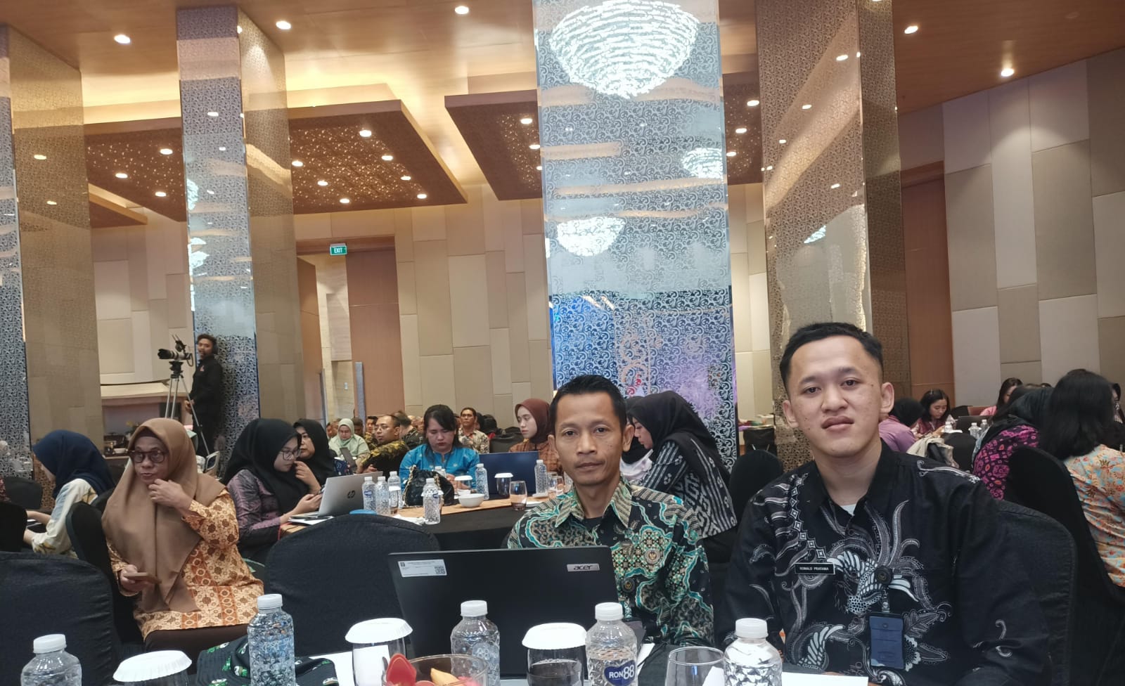 Kantor Imigrasi Kelas II Non TPI Kotabumi turut hadir dalam kegiatan Pembukaan Supervisi Hukuman Disiplin Pegawai di Lingkungan Direktorat Jenderal Imigrasi Tahun Anggaran 2025 yang diselenggarakan pada Rabu, 10 September 2025, bertempat di Ballroom Grand Mercure Hotel Jakarta.  Kegiatan ini dibuka langsung oleh Sekretaris Direktorat Jenderal Imigrasi, Bapak Sandy Andaryadi, dengan dihadiri jajaran Direktorat Jenderal Imigrasi, Biro SDM Aparatur Organisasi dan Tatalaksana, Inspektorat Jenderal, serta perwakilan Unit Pelaksana Teknis di lingkungan Ditjen Imigrasi.  Dalam sambutannya, Bapak Sandy Andaryadi menegaskan pentingnya pemahaman yang mendalam mengenai ketentuan disiplin pegawai, termasuk pengangkatan, kepangkatan, pemindahan, dan pemberhentian. Ia menekankan bahwa hukuman disiplin bukan hanya bentuk penegakan aturan, tetapi juga sarana pembentukan karakter dan profesionalisme ASN, sekaligus menjaga kepercayaan publik terhadap institusi.  Melalui kegiatan ini, jajaran Imigrasi diharapkan semakin memahami regulasi terbaru terkait penegakan disiplin serta mampu menerapkannya secara konsisten. Dengan demikian, integritas dan tata kelola organisasi dapat terus terjaga demi terciptanya pelayanan publik yang profesional dan berkeadilan.