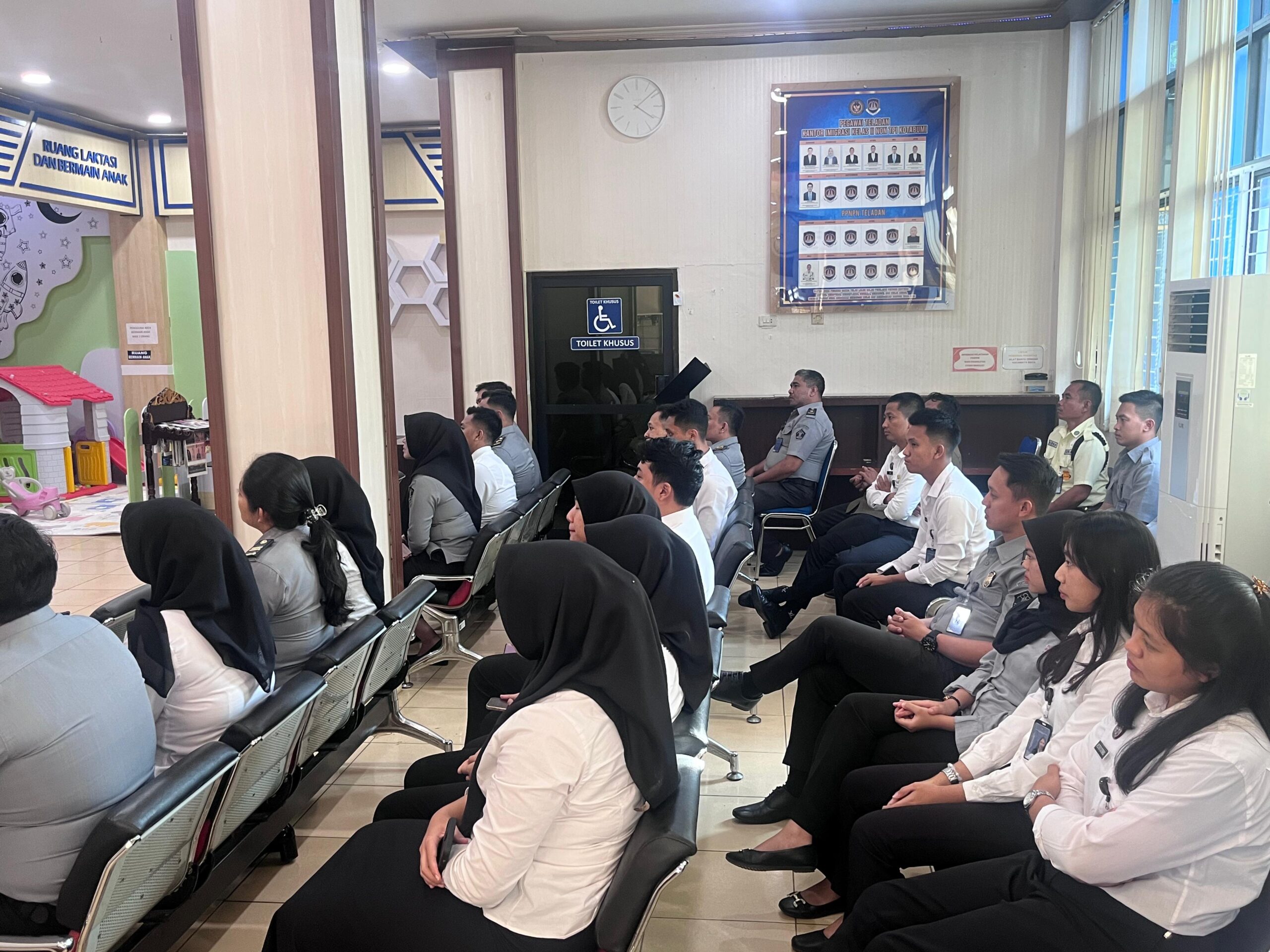 Kantor Imigrasi Kelas II Non TPI Kotabumi melaksanakan briefing internal bersama Kepala Kantor, Moch. Andri Budiman, dan Ketua ZI, Donny Bahar, dalam rangka persiapan menghadapi Verifikasi Lapangan Zona Integritas menuju Wilayah Bebas dari Korupsi (ZI-WBK) yang akan dilaksanakan pada hari Selasa besok. Dalam pengarahan ini, pimpinan menekankan pentingnya soliditas, kesiapan data, serta komitmen bersama seluruh jajaran agar proses verifikasi dapat berjalan lancar. Kegiatan ini juga menjadi momentum untuk menyatukan semangat perubahan dan pelayanan prima demi mewujudkan Kanim Kotabumi yang berintegritas dan terpercaya.