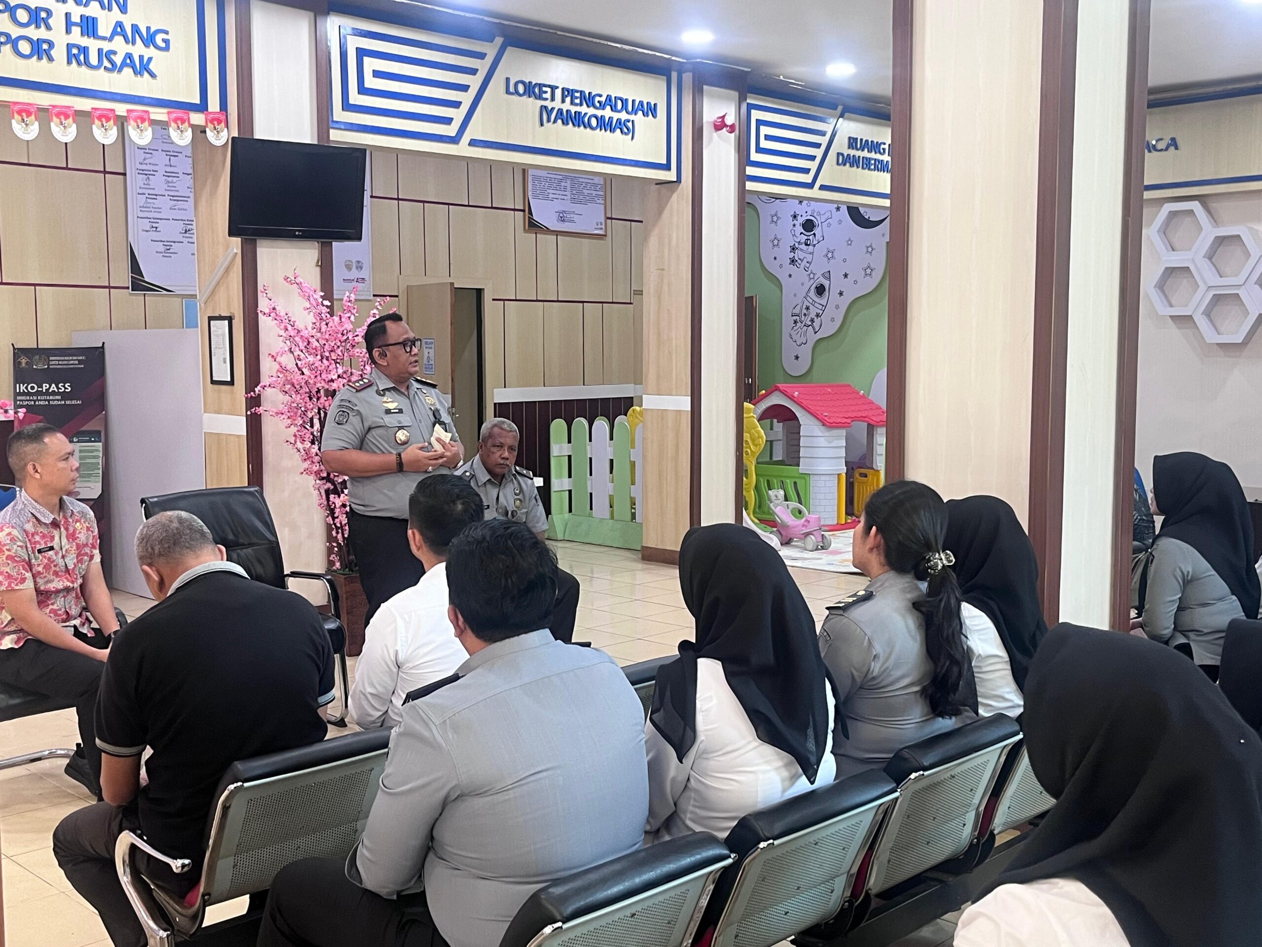 Kantor Imigrasi Kelas II Non TPI Kotabumi melaksanakan briefing internal bersama Kepala Kantor, Moch. Andri Budiman, dan Ketua ZI, Donny Bahar, dalam rangka persiapan menghadapi Verifikasi Lapangan Zona Integritas menuju Wilayah Bebas dari Korupsi (ZI-WBK) yang akan dilaksanakan pada hari Selasa besok. Dalam pengarahan ini, pimpinan menekankan pentingnya soliditas, kesiapan data, serta komitmen bersama seluruh jajaran agar proses verifikasi dapat berjalan lancar. Kegiatan ini juga menjadi momentum untuk menyatukan semangat perubahan dan pelayanan prima demi mewujudkan Kanim Kotabumi yang berintegritas dan terpercaya.
