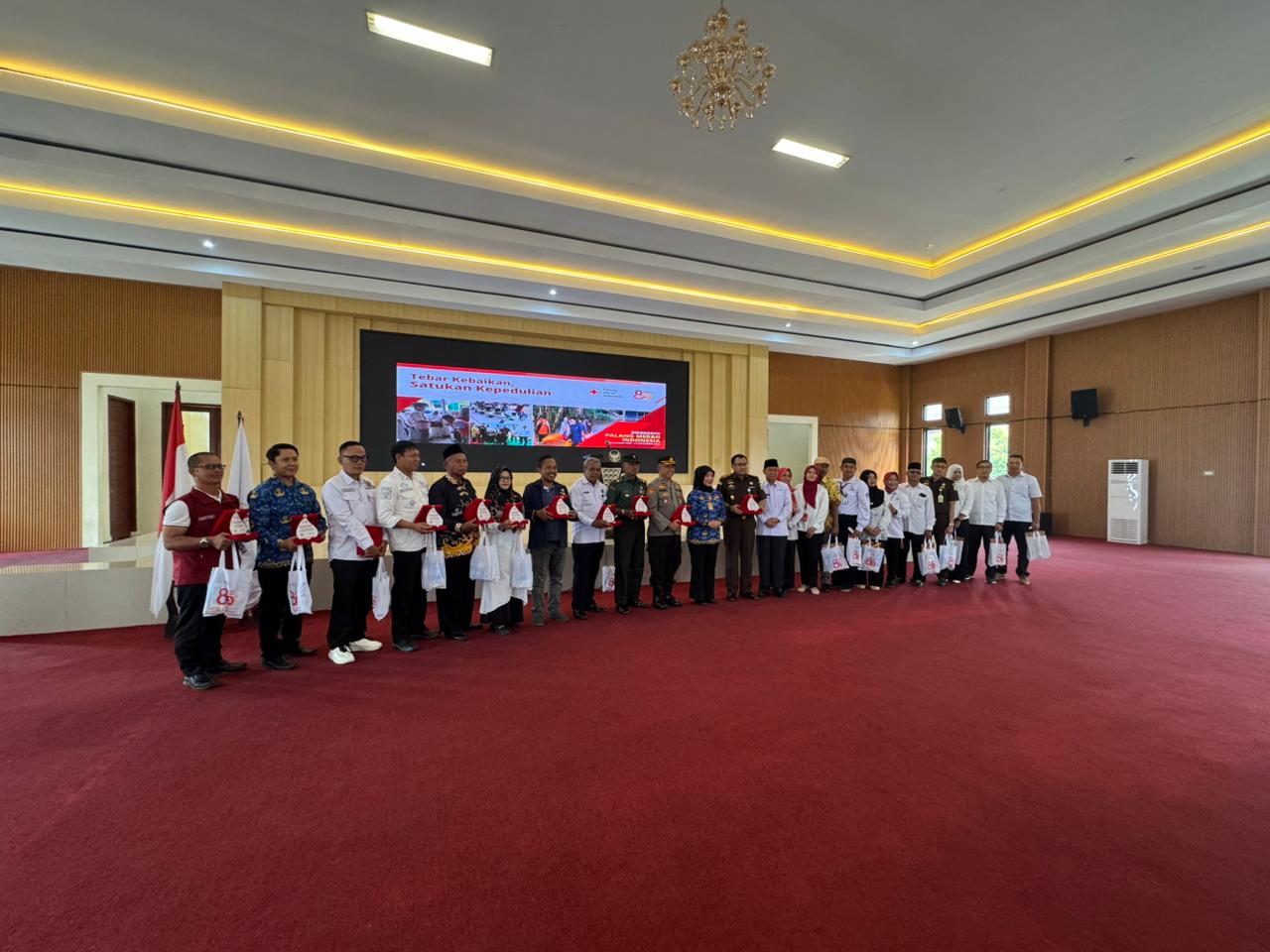 Kantor Imigrasi Kelas II Non TPI Kotabumi menerima penghargaan dari Palang Merah Indonesia (PMI) dalam rangka memperingati Hari Ulang Tahun PMI ke-80. Tahun 2025 ini, PMI merayakan usia ke-80 dengan mengusung tema #TebarkanKebaikan sebagai pengingat pentingnya kepedulian sosial dan semangat kemanusiaan. Penghargaan ini diberikan sebagai bentuk apresiasi atas partisipasi aktif Kantor Imigrasi Kotabumi dalam kegiatan donor darah yang secara rutin diikuti oleh jajaran pegawai. Penghargaan tersebut diterima oleh Kasubag TU, Bapak Suwardi, yang mewakili Kantor Imigrasi Kotabumi. Kantor Imigrasi Kotabumi Terima Penghargaan dari PMI pada HUT ke-80