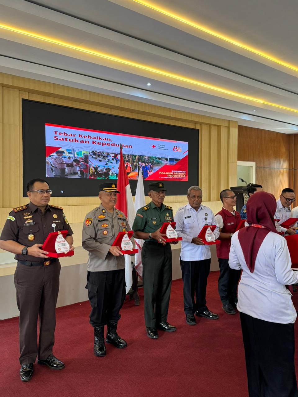 Kantor Imigrasi Kotabumi Terima Penghargaan dari PMI pada HUT ke-80