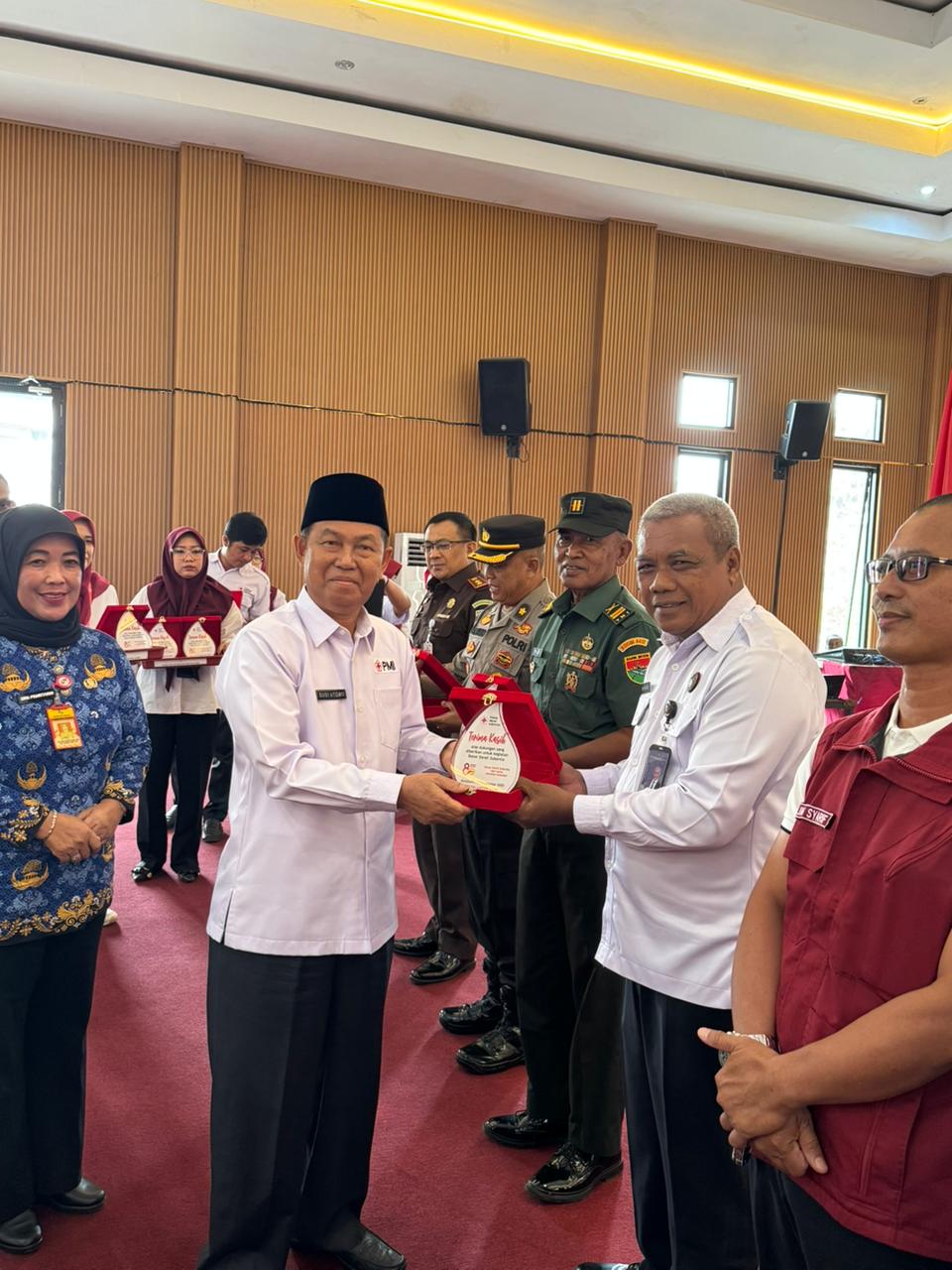 Kantor Imigrasi Kotabumi Terima Penghargaan dari PMI pada HUT ke-80