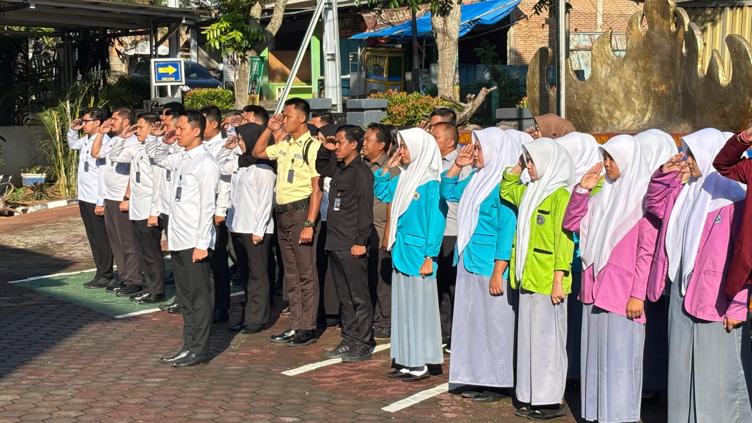 Apel Pagi di Kantor Imigrasi Kotabumi: Pembinaan Disiplin dan Pemberian Penghargaan Pegawai Teladan