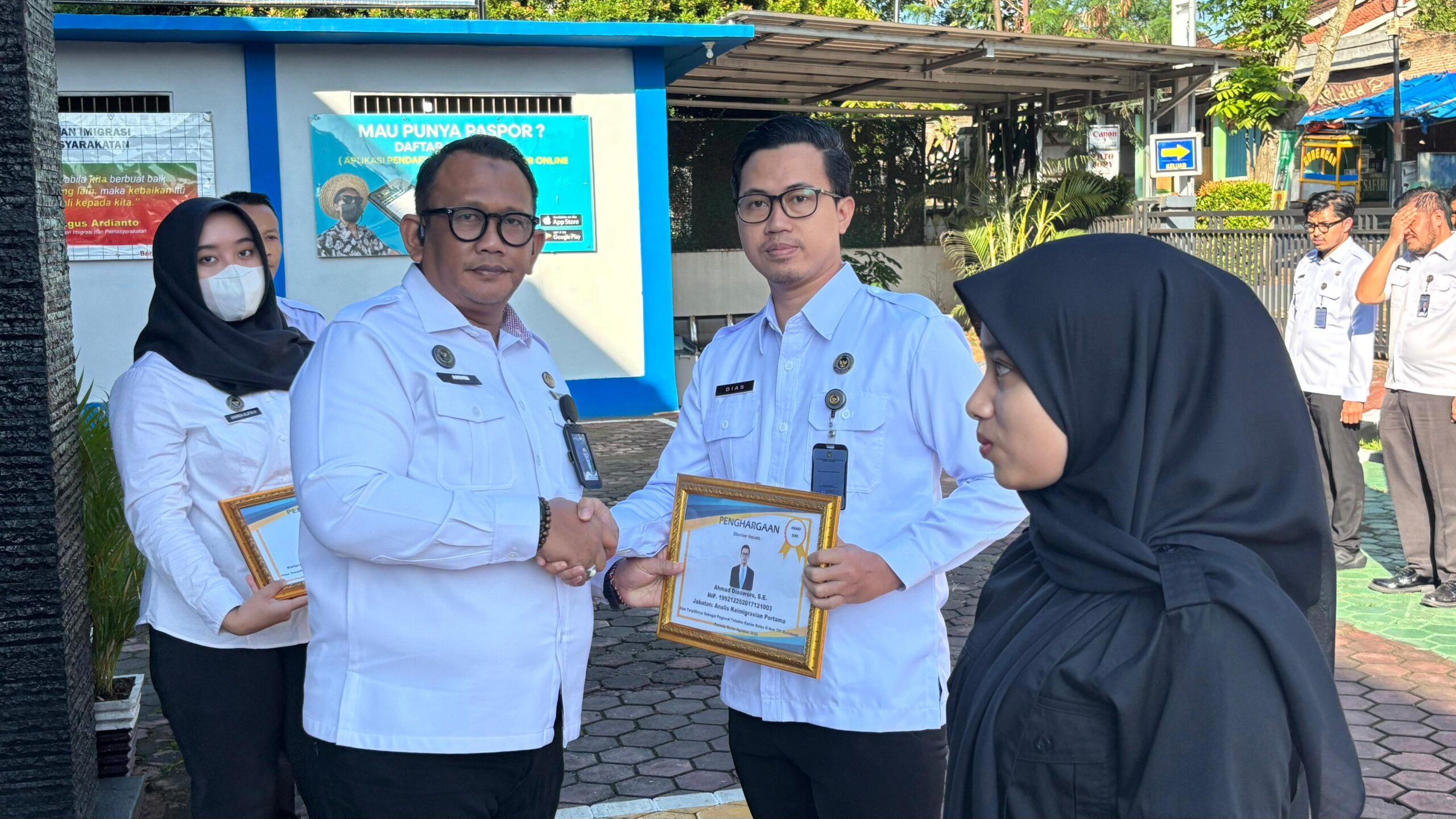 Apel Pagi di Kantor Imigrasi Kotabumi: Pembinaan Disiplin dan Pemberian Penghargaan Pegawai Teladan