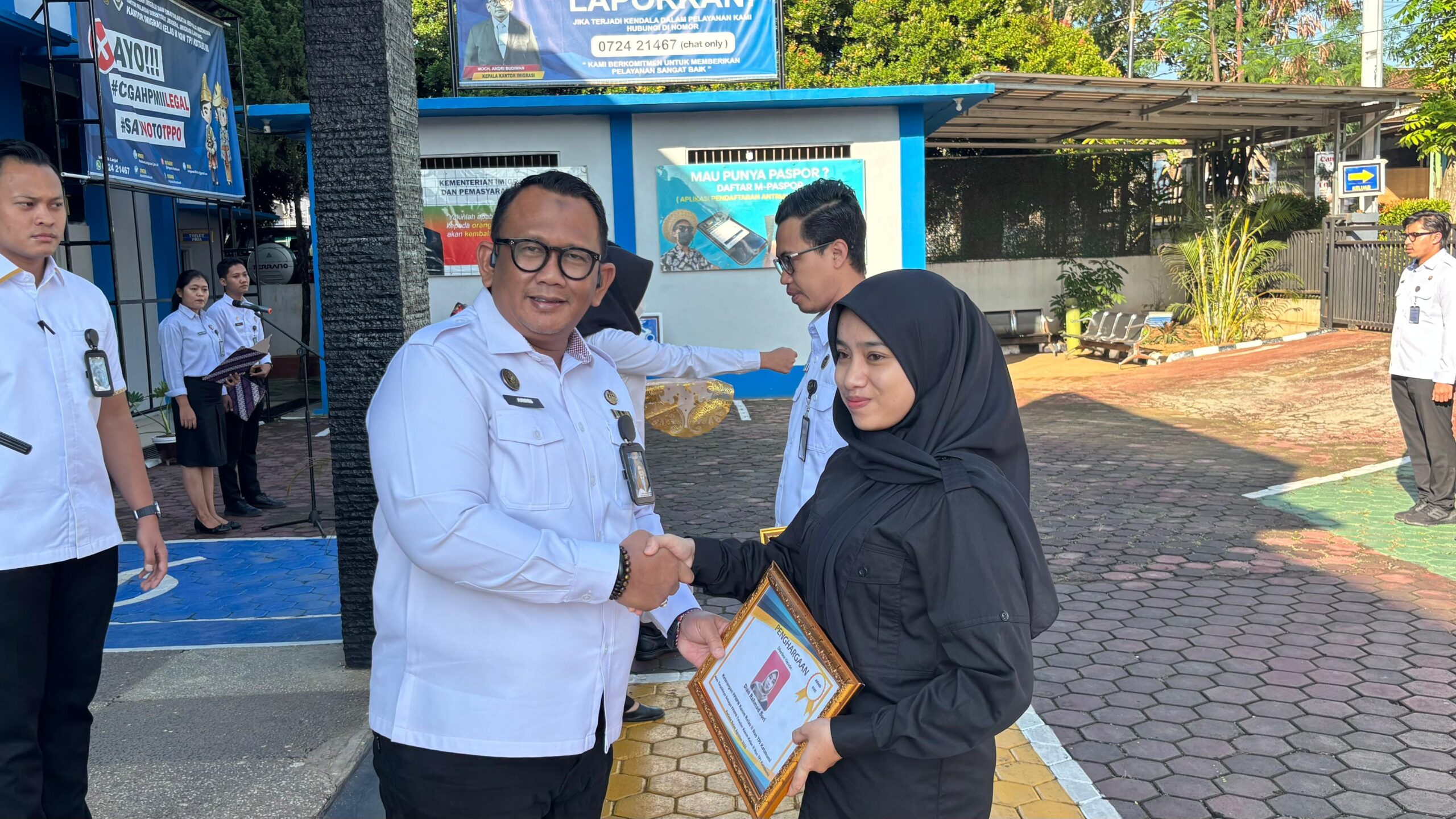 Apel Pagi di Kantor Imigrasi Kotabumi: Pembinaan Disiplin dan Pemberian Penghargaan Pegawai Teladan