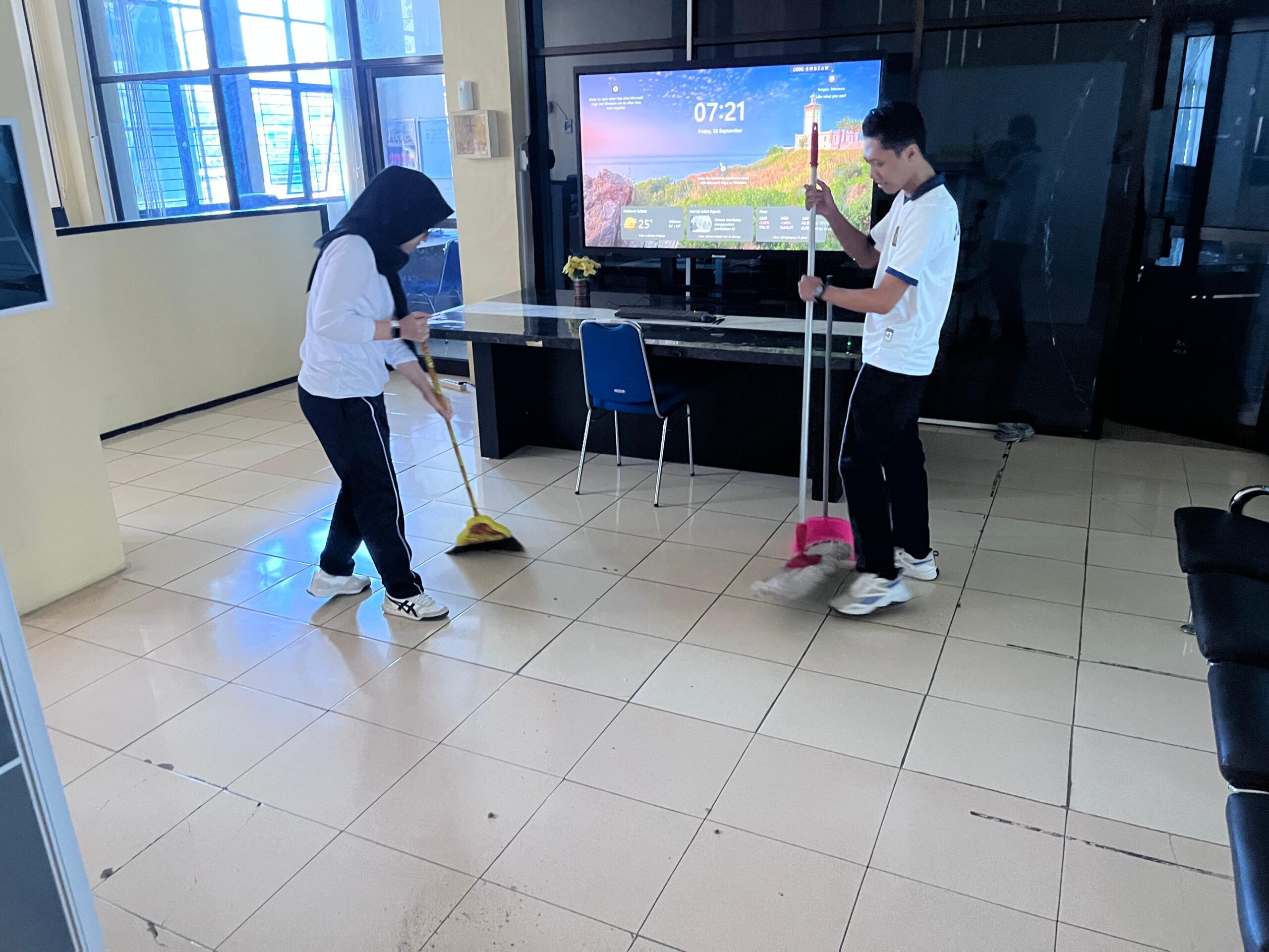 Semangat Gotong Royong di Kanim Kotabumi, Wujudkan Lingkungan Kerja Bersih dan Nyaman