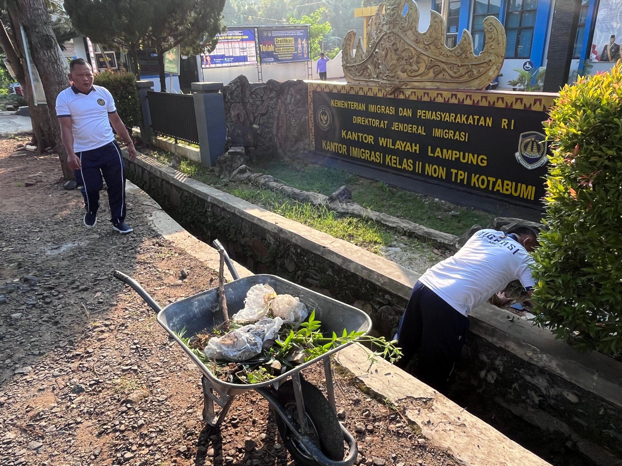 Semangat Gotong Royong di Kanim Kotabumi, Wujudkan Lingkungan Kerja Bersih dan Nyaman