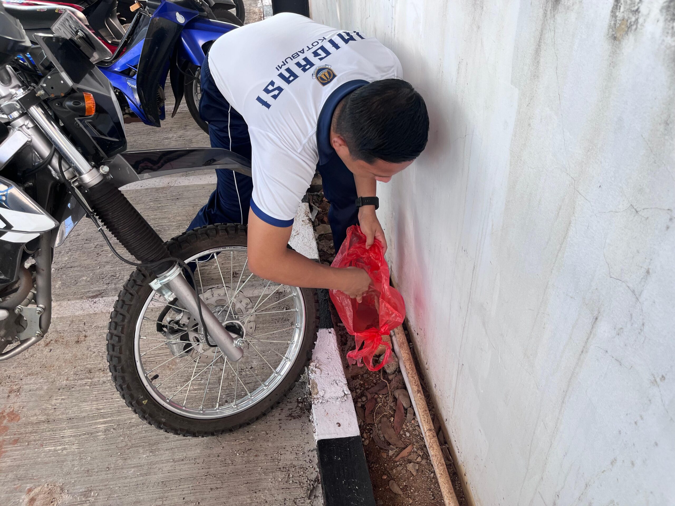 Semangat Gotong Royong di Kanim Kotabumi, Wujudkan Lingkungan Kerja Bersih dan Nyaman