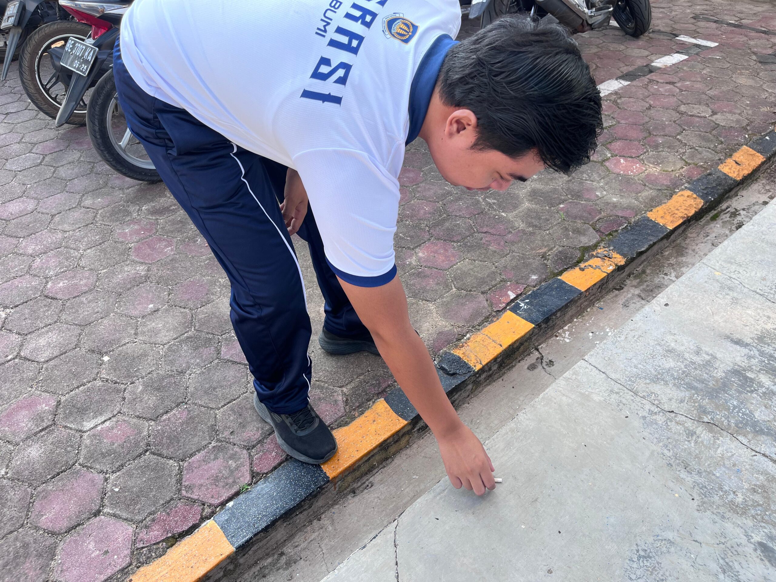 Semangat Gotong Royong di Kanim Kotabumi, Wujudkan Lingkungan Kerja Bersih dan Nyaman