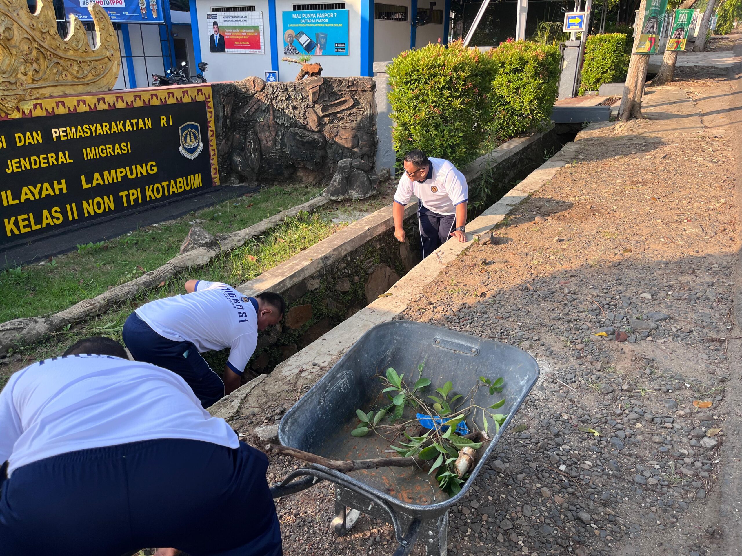 Semangat Gotong Royong di Kanim Kotabumi, Wujudkan Lingkungan Kerja Bersih dan Nyaman