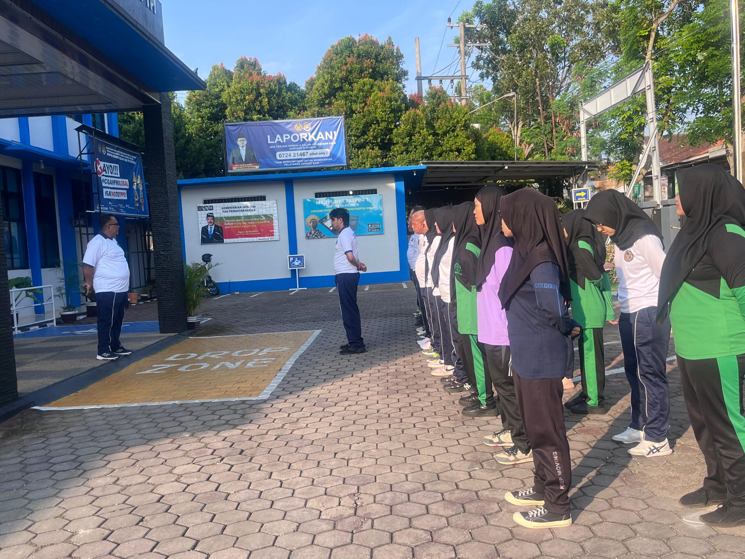 Semangat Gotong Royong di Kanim Kotabumi, Wujudkan Lingkungan Kerja Bersih dan Nyaman