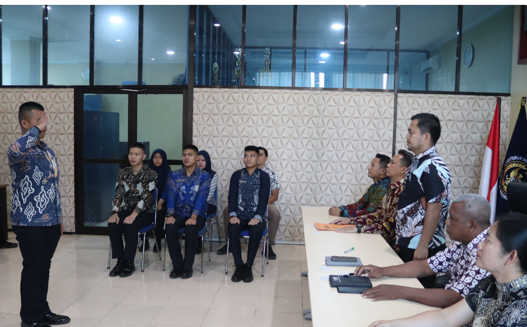 Sinergi Dunia Pendidikan dan Profesional, Taruna Poltekip Paparkan Hasil Latihan Kerja di Kantor Imigrasi Kotabumi