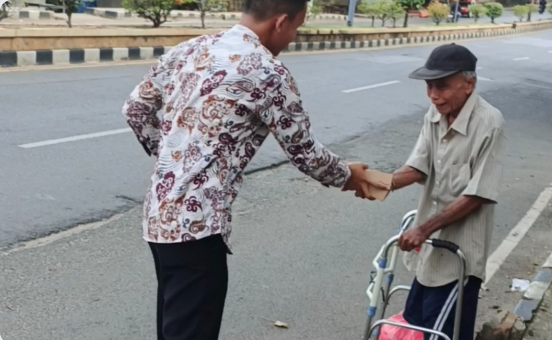 Wujud Kepedulian di Hari Penuh Berkah, Imigrasi Kotabumi Hadir di Tengah Masyarakat Melalui Aksi Jumat Berkah