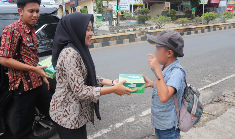 Wujud Kepedulian Sosial, Imigrasi Kotabumi Gelar Kegiatan Jumat Berkah
