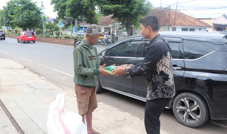 Wujud Kepedulian Sosial, Imigrasi Kotabumi Gelar Kegiatan Jumat Berkah