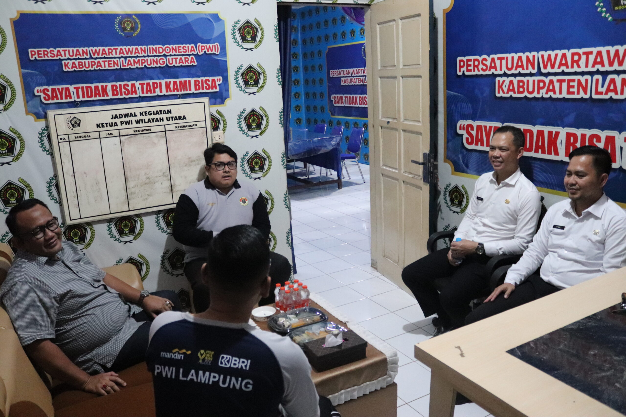 Wujud Kepedulian dan Sinergi: Kantor Imigrasi Kotabumi Salurkan Bhakti Sosial ke PWI Lampung Utara