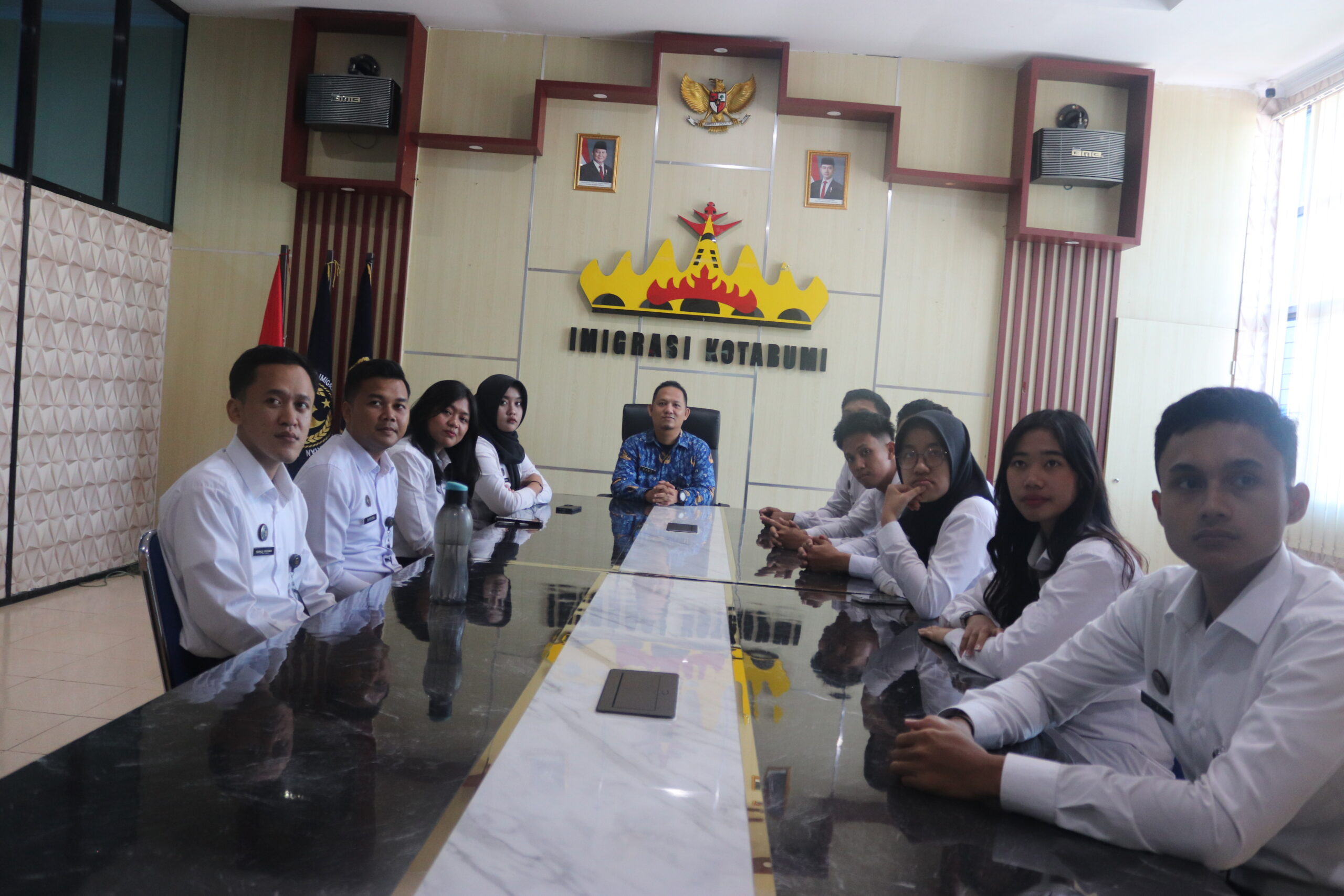 Kantor Imigrasi Kelas II Non TPI Kotabumi mengikuti kegiatan Sosialisasi Program Kerja Sama Kelas Hukum antara Kementerian Imigrasi dan Pemasyarakatan (Kemenimipas) dengan Sekolah Tinggi Ilmu Hukum (STIH) Litigasi yang dilaksanakan secara virtual pada Selasa, 28 Oktober 2025 pukul 09.30 WIB. Kegiatan sosialisasi ini merupakan tindak lanjut dari kerja sama antara Kemenimipas dan STIH Litigasi dalam upaya memberikan kesempatan bagi Aparatur Sipil Negara (ASN) di lingkungan Kemenimipas untuk melanjutkan pendidikan ke jenjang Sarjana Hukum (S1). Program ini dirancang sebagai bentuk dukungan pengembangan kompetensi sumber daya manusia, khususnya di bidang hukum yang berkaitan erat dengan tugas dan fungsi keimigrasian serta pemasyarakatan. Melalui sosialisasi ini, para peserta mendapatkan informasi terkait mekanisme pendaftaran, proses perkuliahan, hingga manfaat program pendidikan tersebut bagi peningkatan kualitas aparatur negara. Kantor Imigrasi Kelas II Non TPI Kotabumi menyambut baik inisiatif ini sebagai langkah nyata dalam meningkatkan profesionalisme, integritas, dan wawasan hukum para pegawai. Dengan peningkatan kompetensi tersebut, diharapkan seluruh ASN dapat memberikan pelayanan publik yang semakin berkualitas, transparan, dan berkeadilan sesuai dengan nilai-nilai Kemenimipas.