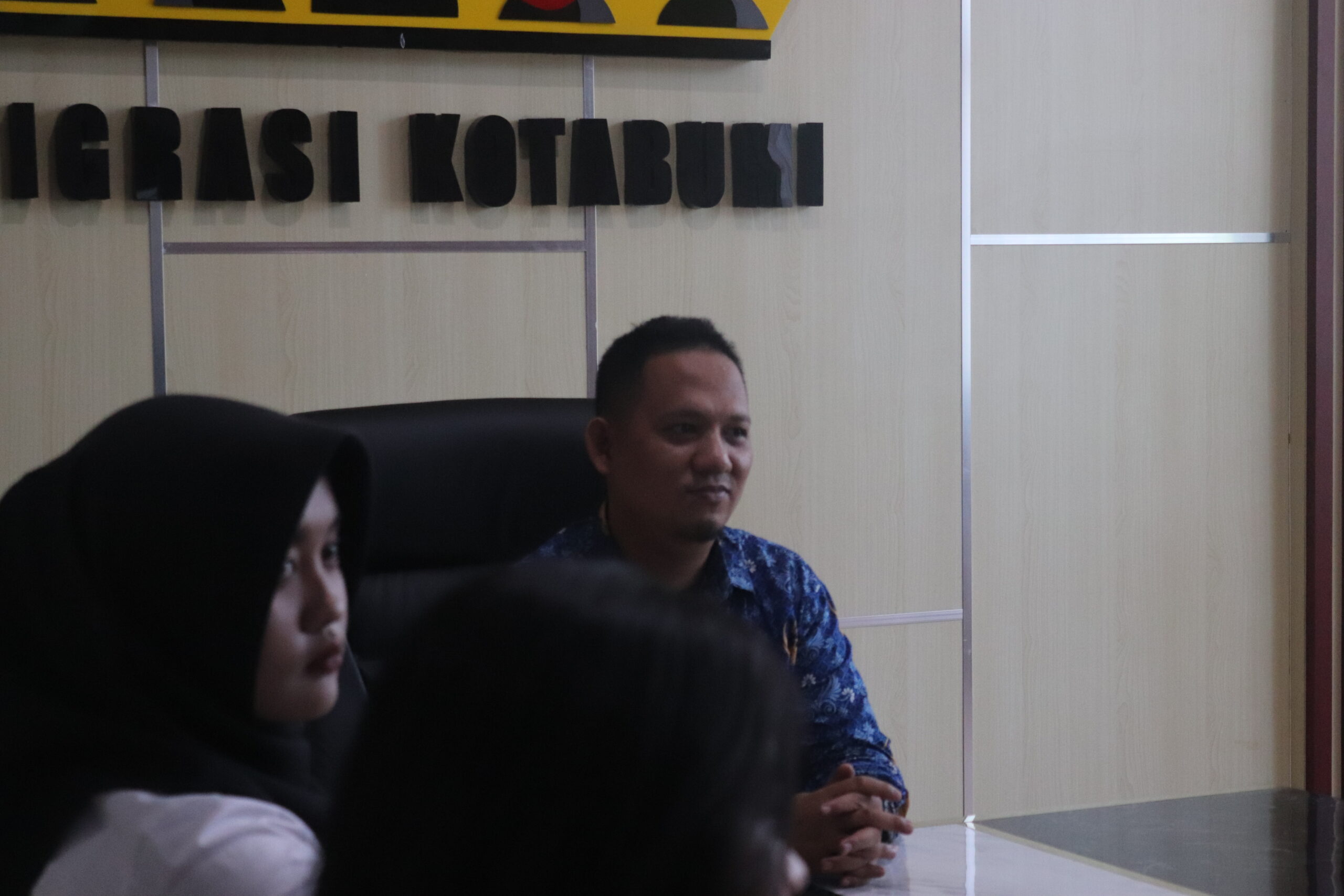 Kantor Imigrasi Kelas II Non TPI Kotabumi mengikuti kegiatan Sosialisasi Program Kerja Sama Kelas Hukum antara Kementerian Imigrasi dan Pemasyarakatan (Kemenimipas) dengan Sekolah Tinggi Ilmu Hukum (STIH) Litigasi yang dilaksanakan secara virtual pada Selasa, 28 Oktober 2025 pukul 09.30 WIB. Kegiatan sosialisasi ini merupakan tindak lanjut dari kerja sama antara Kemenimipas dan STIH Litigasi dalam upaya memberikan kesempatan bagi Aparatur Sipil Negara (ASN) di lingkungan Kemenimipas untuk melanjutkan pendidikan ke jenjang Sarjana Hukum (S1). Program ini dirancang sebagai bentuk dukungan pengembangan kompetensi sumber daya manusia, khususnya di bidang hukum yang berkaitan erat dengan tugas dan fungsi keimigrasian serta pemasyarakatan. Melalui sosialisasi ini, para peserta mendapatkan informasi terkait mekanisme pendaftaran, proses perkuliahan, hingga manfaat program pendidikan tersebut bagi peningkatan kualitas aparatur negara. Kantor Imigrasi Kelas II Non TPI Kotabumi menyambut baik inisiatif ini sebagai langkah nyata dalam meningkatkan profesionalisme, integritas, dan wawasan hukum para pegawai. Dengan peningkatan kompetensi tersebut, diharapkan seluruh ASN dapat memberikan pelayanan publik yang semakin berkualitas, transparan, dan berkeadilan sesuai dengan nilai-nilai Kemenimipas.