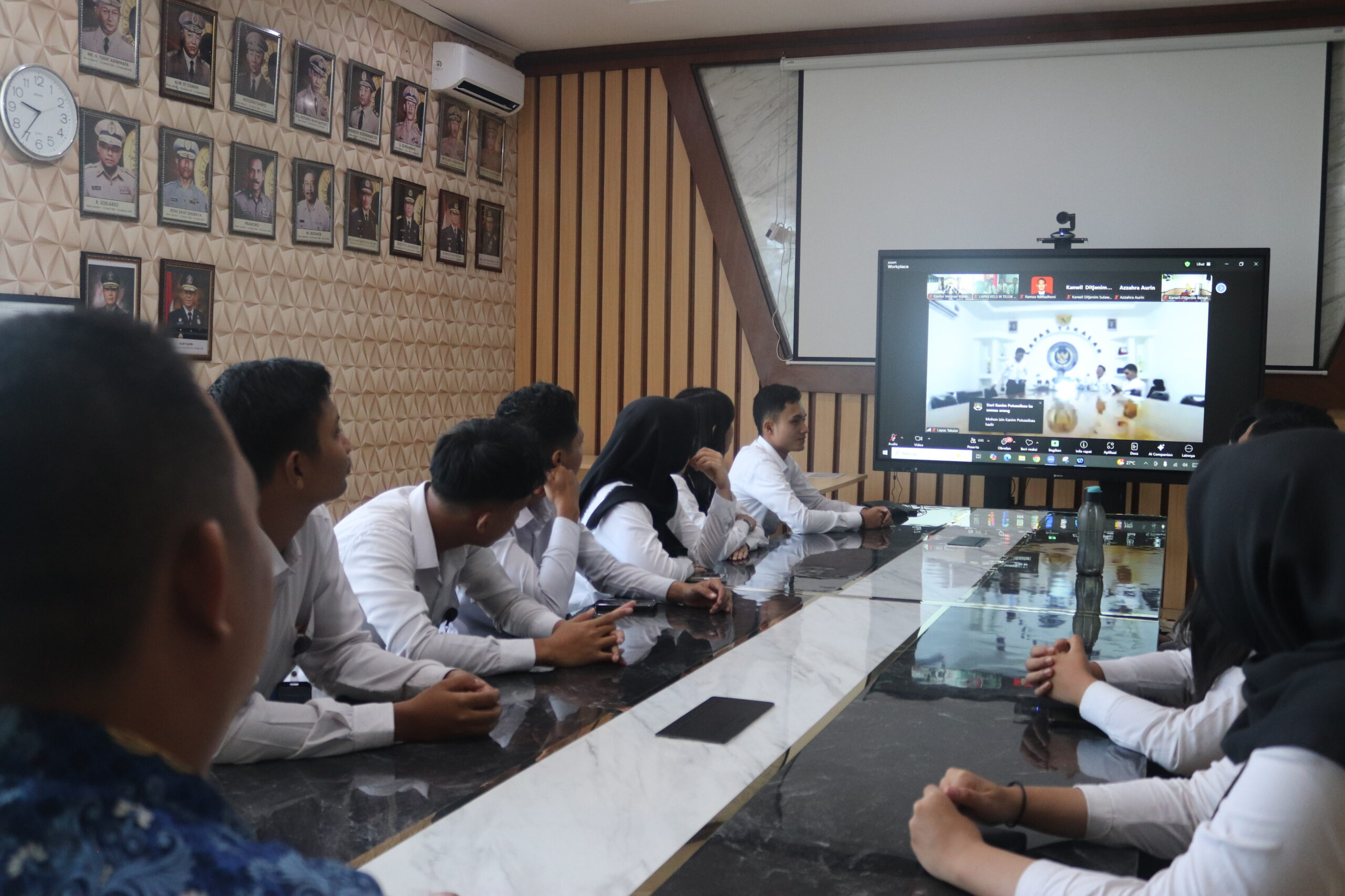 Kantor Imigrasi Kelas II Non TPI Kotabumi mengikuti kegiatan Sosialisasi Program Kerja Sama Kelas Hukum antara Kementerian Imigrasi dan Pemasyarakatan (Kemenimipas) dengan Sekolah Tinggi Ilmu Hukum (STIH) Litigasi yang dilaksanakan secara virtual pada Selasa, 28 Oktober 2025 pukul 09.30 WIB. Kegiatan sosialisasi ini merupakan tindak lanjut dari kerja sama antara Kemenimipas dan STIH Litigasi dalam upaya memberikan kesempatan bagi Aparatur Sipil Negara (ASN) di lingkungan Kemenimipas untuk melanjutkan pendidikan ke jenjang Sarjana Hukum (S1). Program ini dirancang sebagai bentuk dukungan pengembangan kompetensi sumber daya manusia, khususnya di bidang hukum yang berkaitan erat dengan tugas dan fungsi keimigrasian serta pemasyarakatan. Melalui sosialisasi ini, para peserta mendapatkan informasi terkait mekanisme pendaftaran, proses perkuliahan, hingga manfaat program pendidikan tersebut bagi peningkatan kualitas aparatur negara. Kantor Imigrasi Kelas II Non TPI Kotabumi menyambut baik inisiatif ini sebagai langkah nyata dalam meningkatkan profesionalisme, integritas, dan wawasan hukum para pegawai. Dengan peningkatan kompetensi tersebut, diharapkan seluruh ASN dapat memberikan pelayanan publik yang semakin berkualitas, transparan, dan berkeadilan sesuai dengan nilai-nilai Kemenimipas.