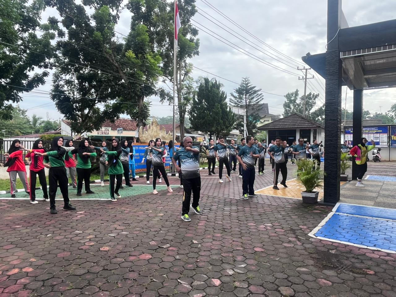 Semangat Sehat, Semangat Melayani: Pegawai Imigrasi Kotabumi Gelar Senam Pagi
