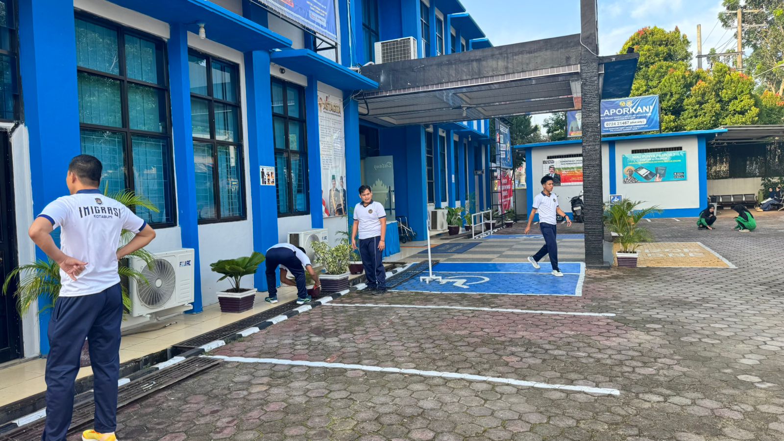 Jumat Bersih: Imigrasi Kotabumi Wujudkan Lingkungan Kerja yang Sehat dan Nyaman