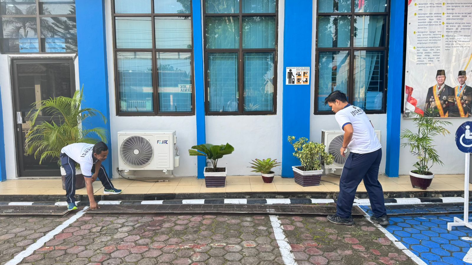 Jumat Bersih: Imigrasi Kotabumi Wujudkan Lingkungan Kerja yang Sehat dan Nyaman