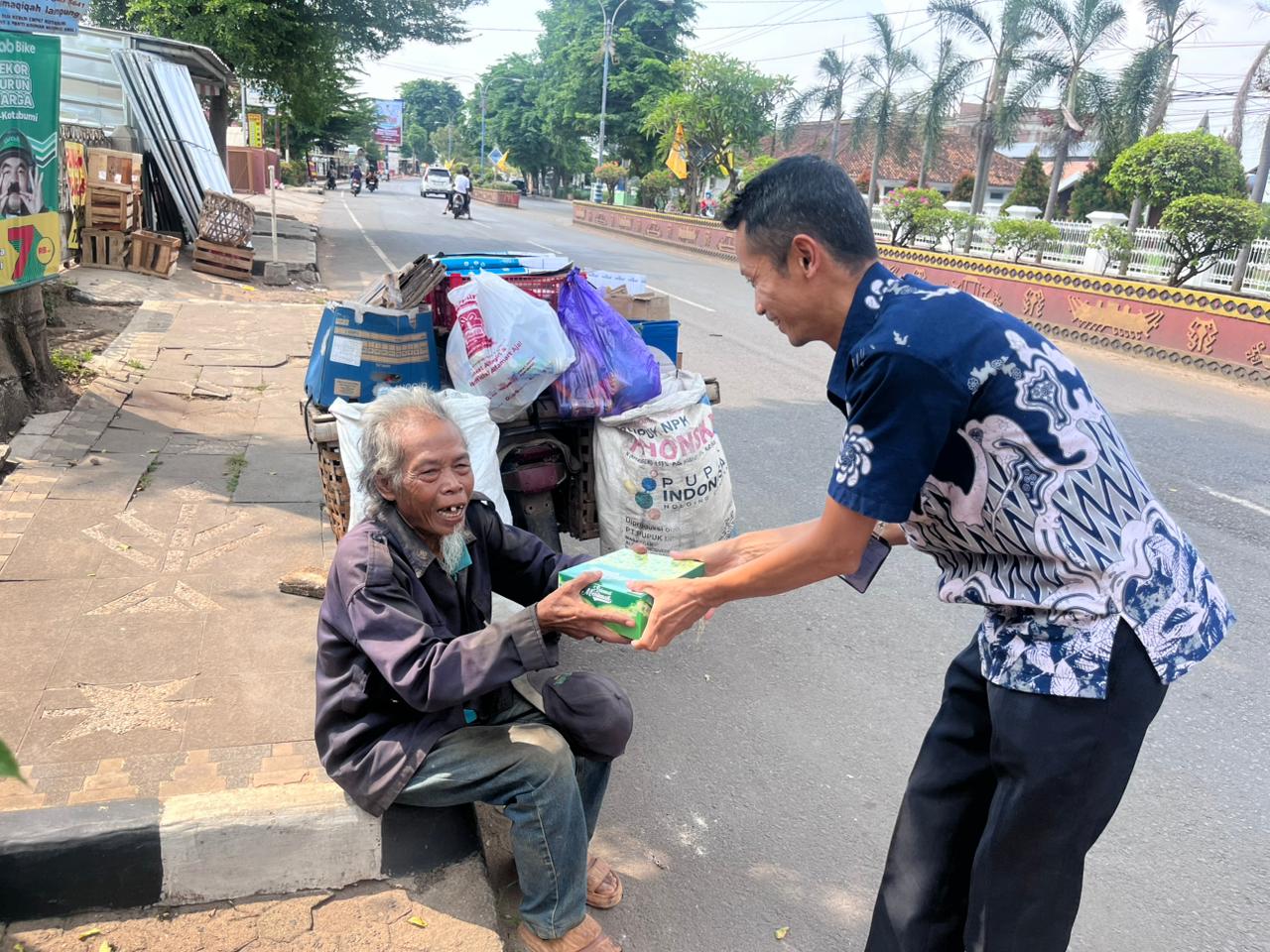 Menebar Kebaikan di Hari Penuh Berkah: Imigrasi Kotabumi Laksanakan Kegiatan 'Jumat Berkah'