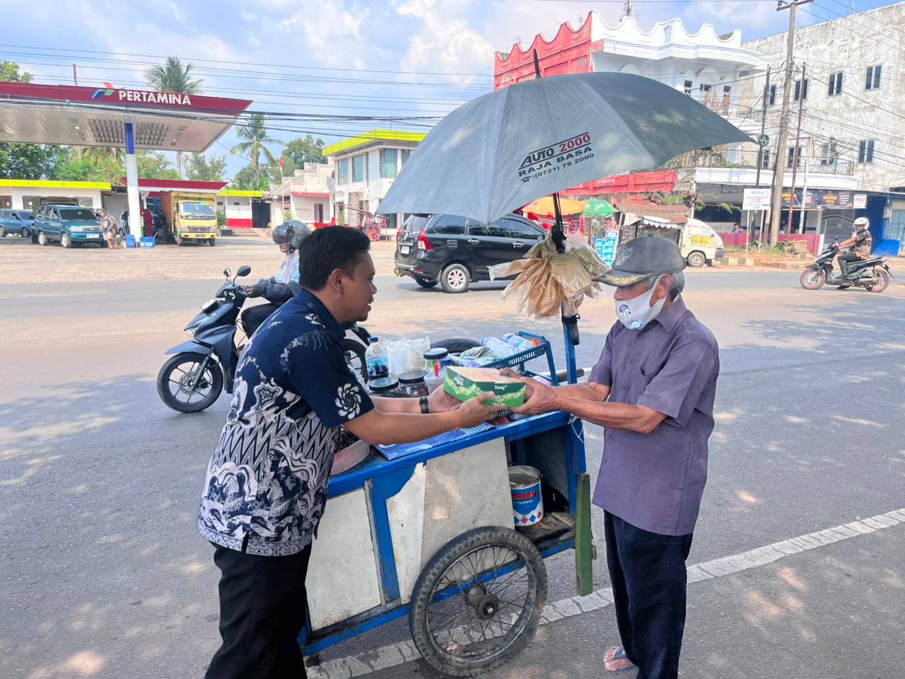 Menebar Kebaikan di Hari Penuh Berkah: Imigrasi Kotabumi Laksanakan Kegiatan 'Jumat Berkah'