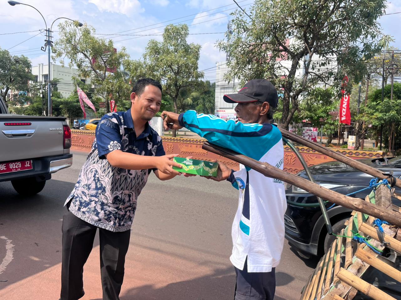 Menebar Kebaikan di Hari Penuh Berkah: Imigrasi Kotabumi Laksanakan Kegiatan 'Jumat Berkah'