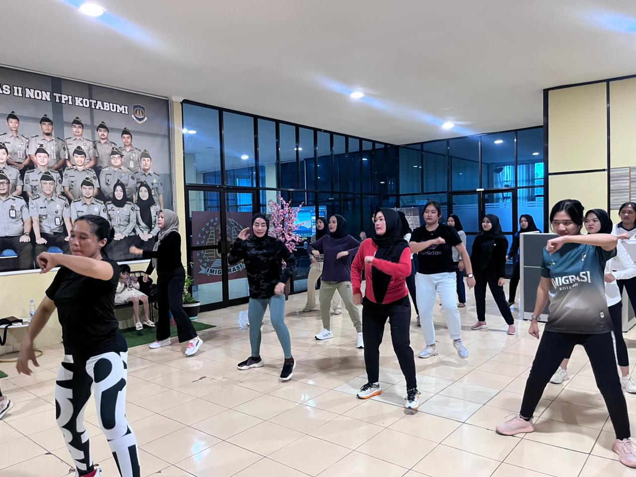Zumba Bersama, Imigrasi Kotabumi dan DWP Jaga Semangat Sehat dan Kebersamaan