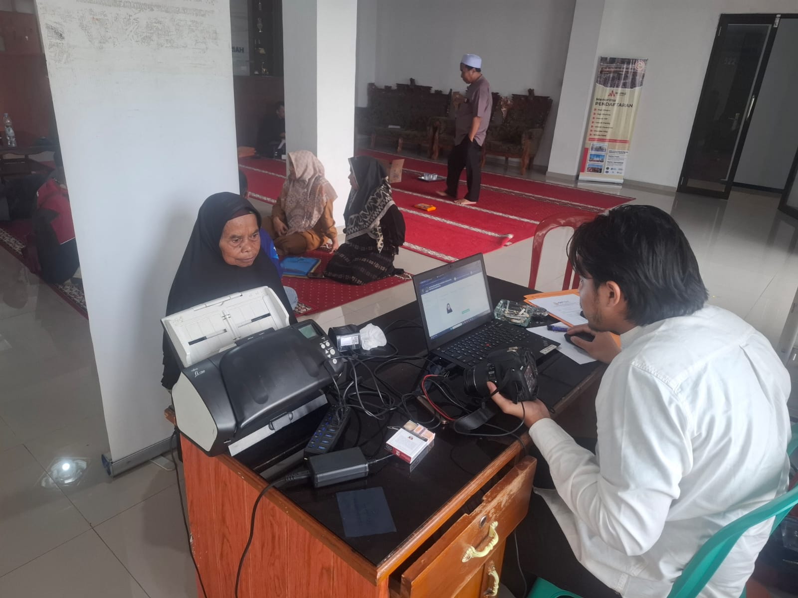 Imigrasi Kotabumi Layani 41 Calon Jamaah Umrah Melalui Program Eazy Paspor di Lampung Barat