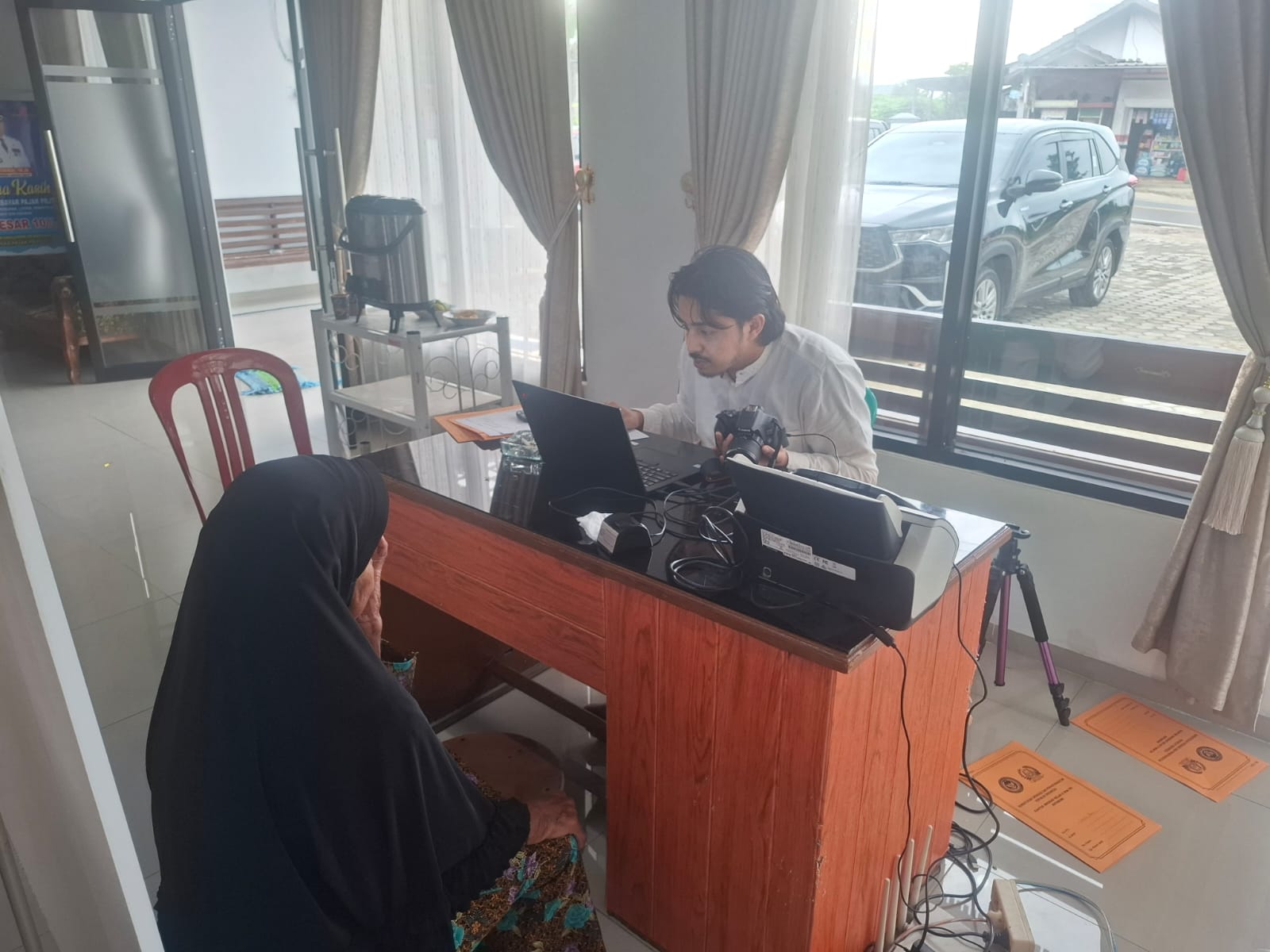 Imigrasi Kotabumi Layani 41 Calon Jamaah Umrah Melalui Program Eazy Paspor di Lampung Barat
