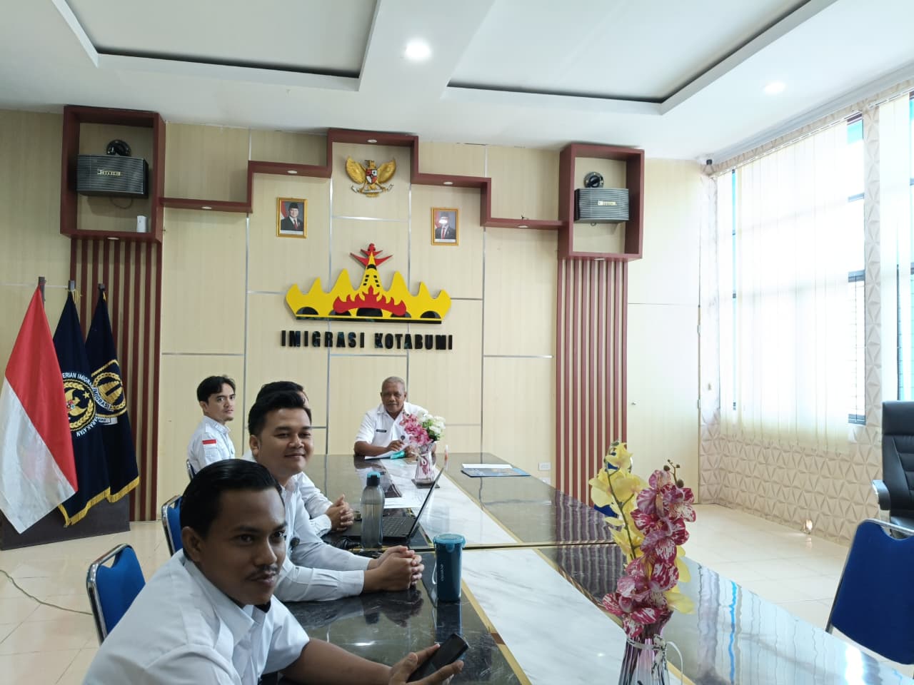 Imigrasi Kotabumi Ikuti Kegiatan Virtual Penandatanganan Nota Kesepahaman dan Pemberian Penghargaan Pegawai Berprestasi