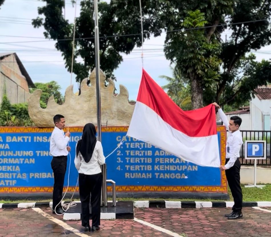 Upacara Hari Pahlawan di Imigrasi Kotabumi, Pegawai Teladan Diberi Apresiasi