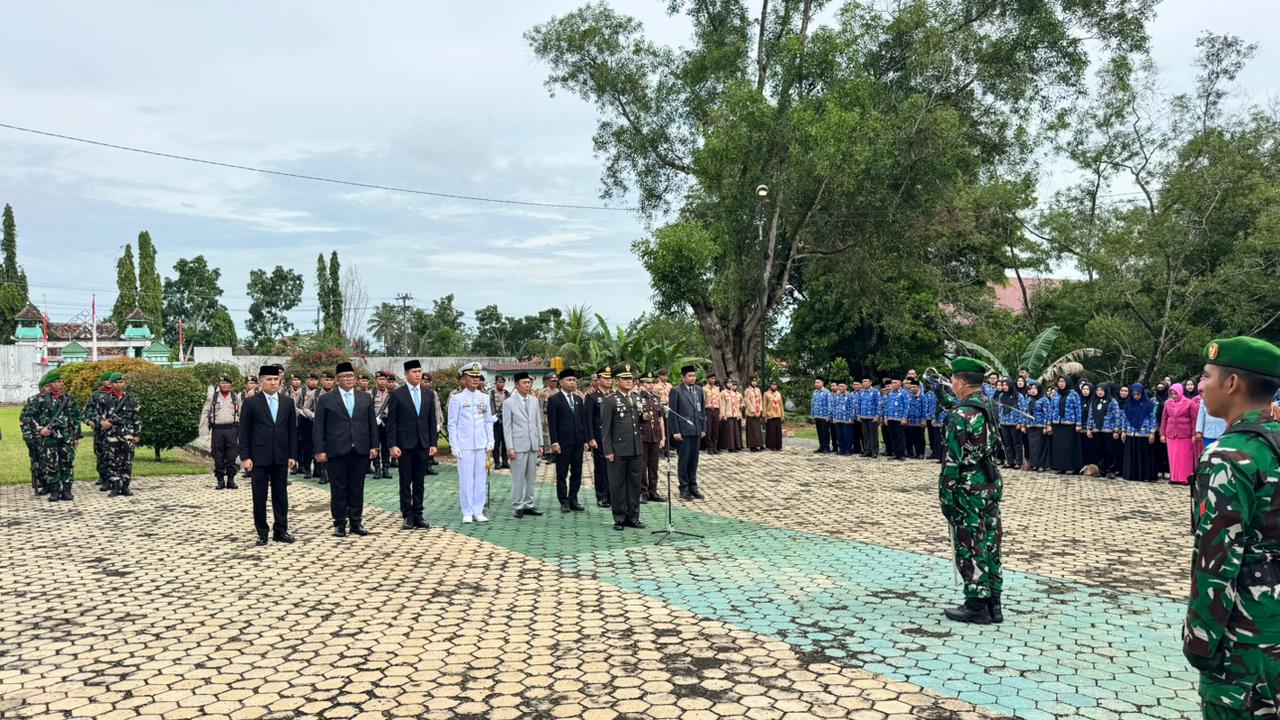 Imigrasi Kotabumi Ikuti Upacara Peringatan Hari Pahlawan Nasional dan Ziarah Makam Pahlawan