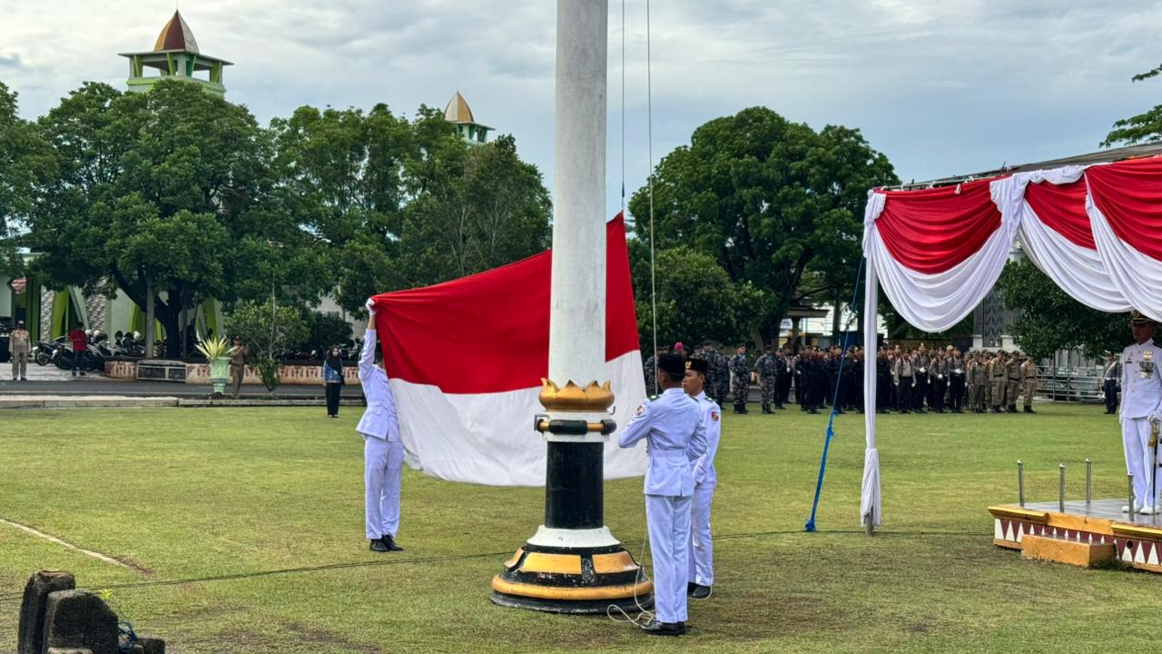 Imigrasi Kotabumi Ikuti Upacara Peringatan Hari Pahlawan Nasional dan Ziarah Makam Pahlawan