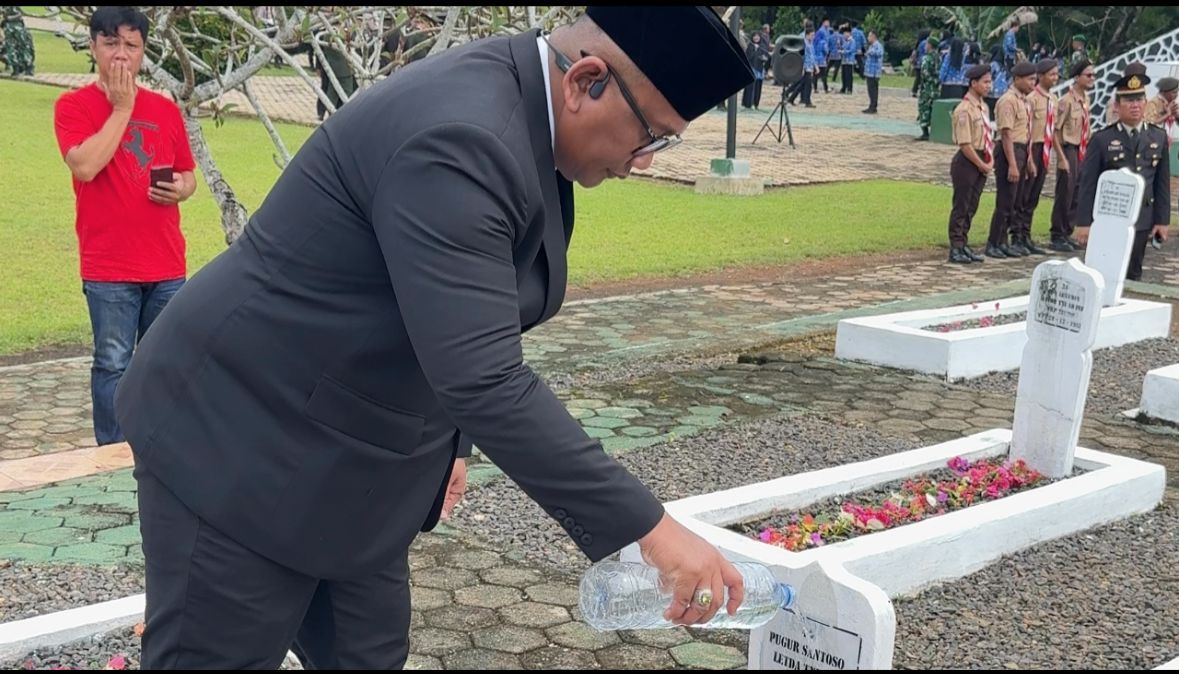Imigrasi Kotabumi Ikuti Upacara Peringatan Hari Pahlawan Nasional dan Ziarah Makam Pahlawan
