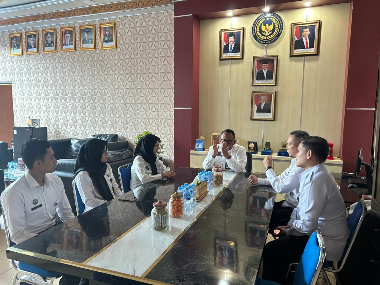 Kepala Kantor Imigrasi Kotabumi Pimpin Briefing Bersama Seksi Tikim