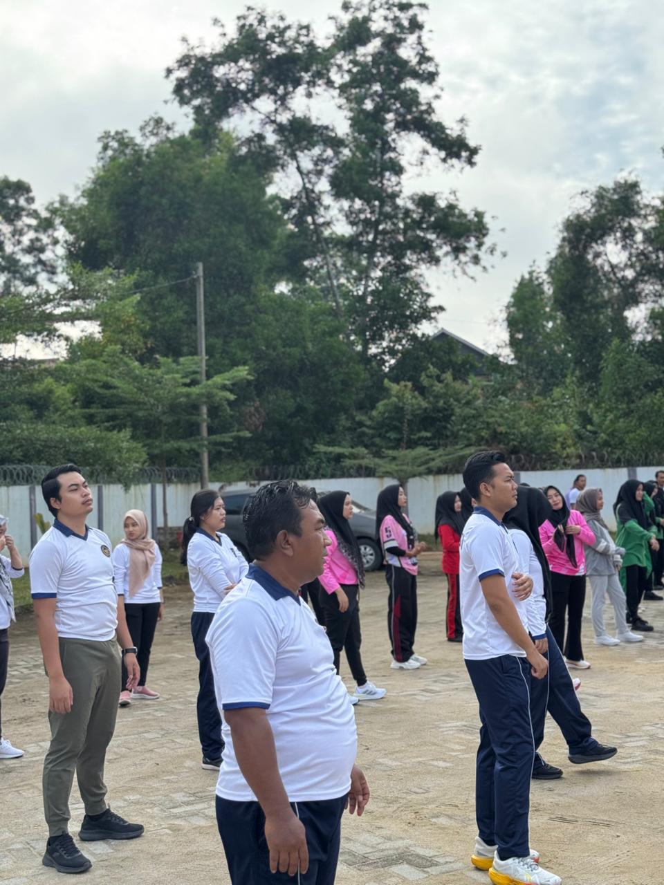 Kolaborasi Sehat: Pegawai dan DWP Kanim Kotabumi Gelar Senam Pagi