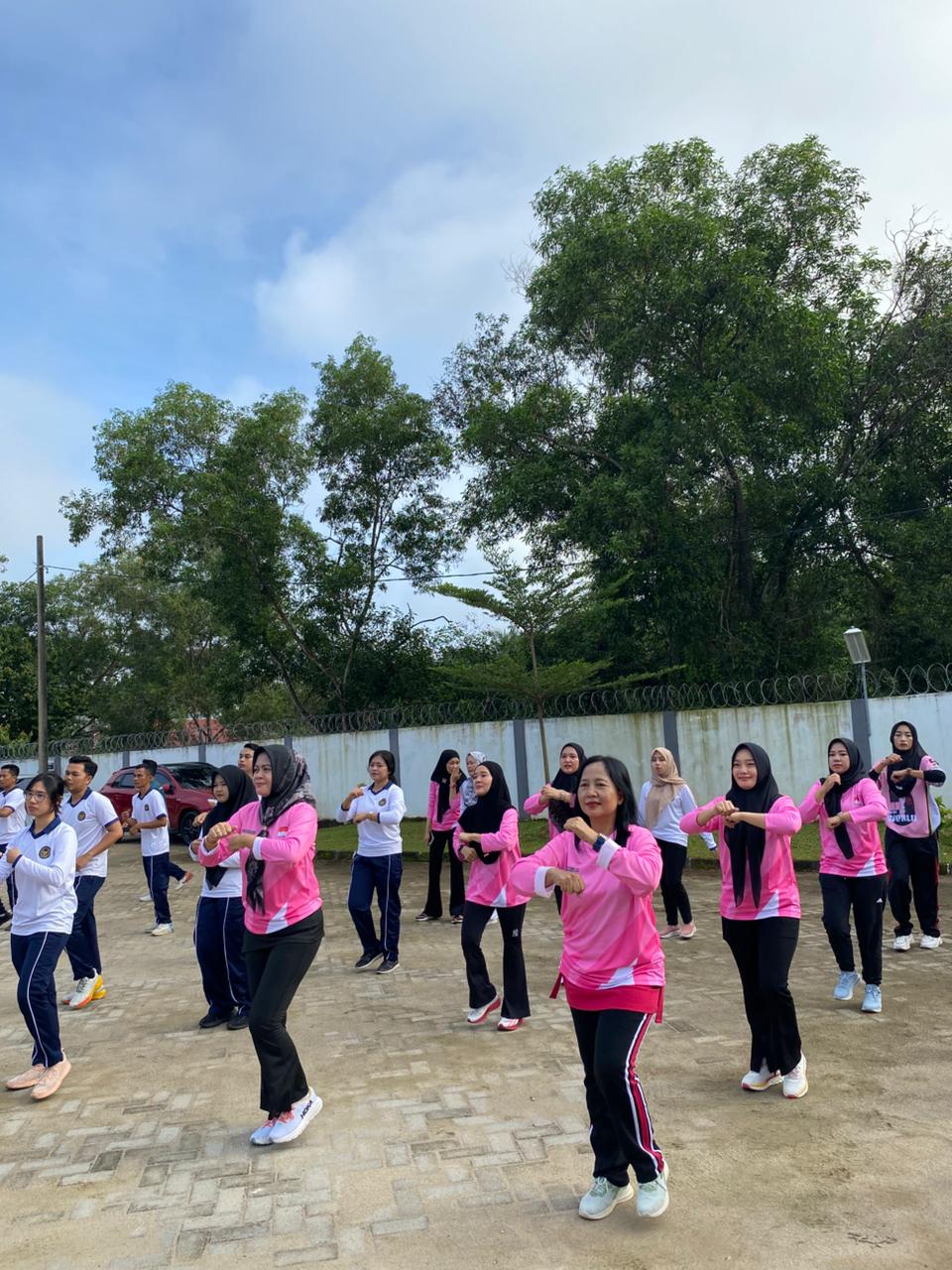Kolaborasi Sehat: Pegawai dan DWP Kanim Kotabumi Gelar Senam Pagi