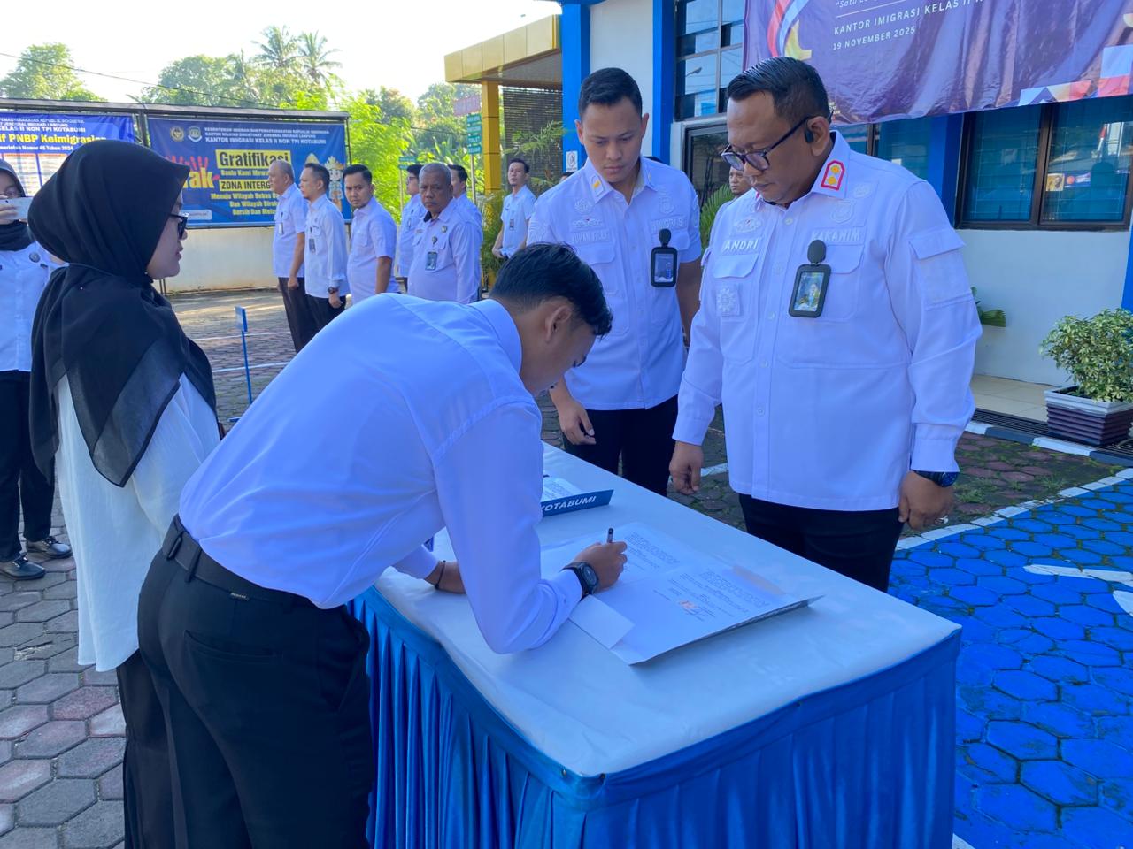 Kantor Imigrasi Kelas II Non TPI Kotabumi melaksanakan Apel Pagi dengan pembina apel Kepala Kantor, Bapak Moch. Andri Budiman. Dalam arahannya, beliau menyambut kedatangan peserta magang dan menyaksikan penandatanganan kontrak magang sebagai tanda dimulainya masa pemagangan. Beliau berharap selama enam bulan ke depan para peserta magang dapat memperoleh pengalaman dan hasil yang optimal. Kepala Kantor juga menghimbau agar seluruh pegawai bersama-sama menjaga kebersihan, kerapian, dan disiplin di lingkungan Imigrasi Kotabumi.