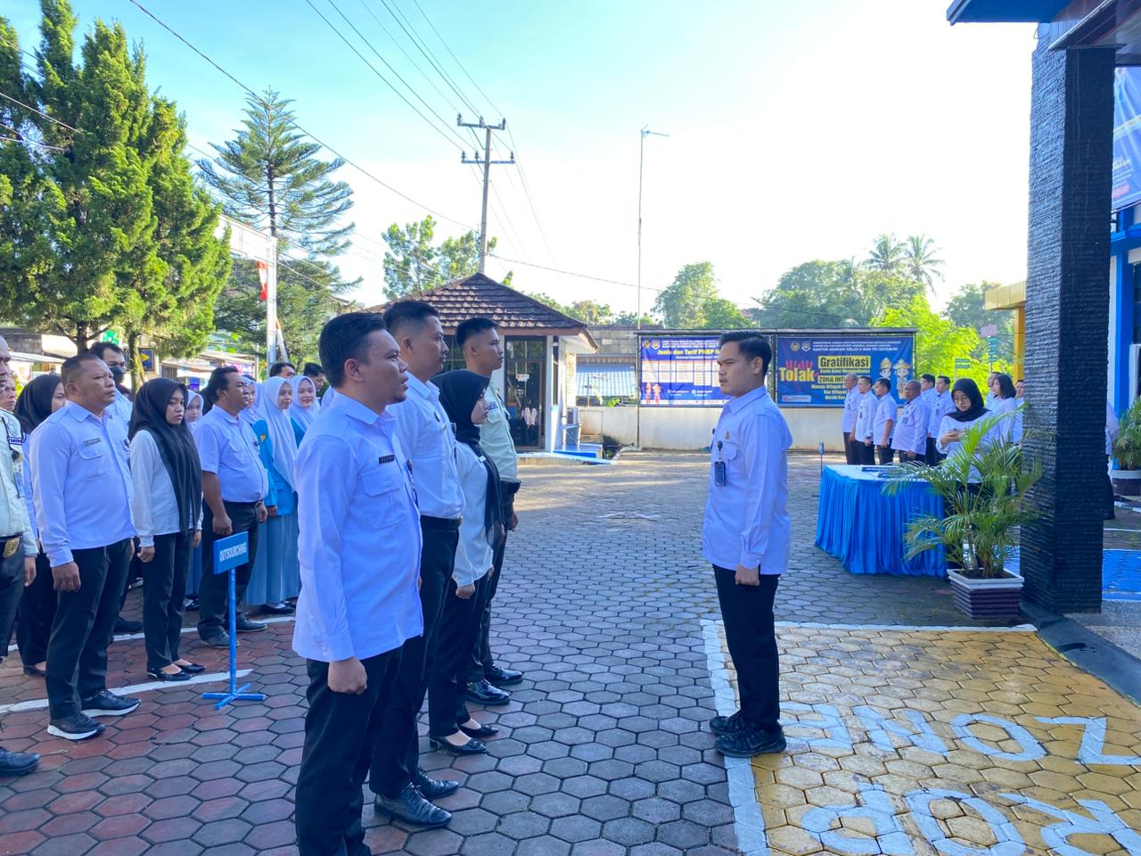 Kantor Imigrasi Kelas II Non TPI Kotabumi melaksanakan Apel Pagi dengan pembina apel Kepala Kantor, Bapak Moch. Andri Budiman. Dalam arahannya, beliau menyambut kedatangan peserta magang dan menyaksikan penandatanganan kontrak magang sebagai tanda dimulainya masa pemagangan. Beliau berharap selama enam bulan ke depan para peserta magang dapat memperoleh pengalaman dan hasil yang optimal. Kepala Kantor juga menghimbau agar seluruh pegawai bersama-sama menjaga kebersihan, kerapian, dan disiplin di lingkungan Imigrasi Kotabumi.
