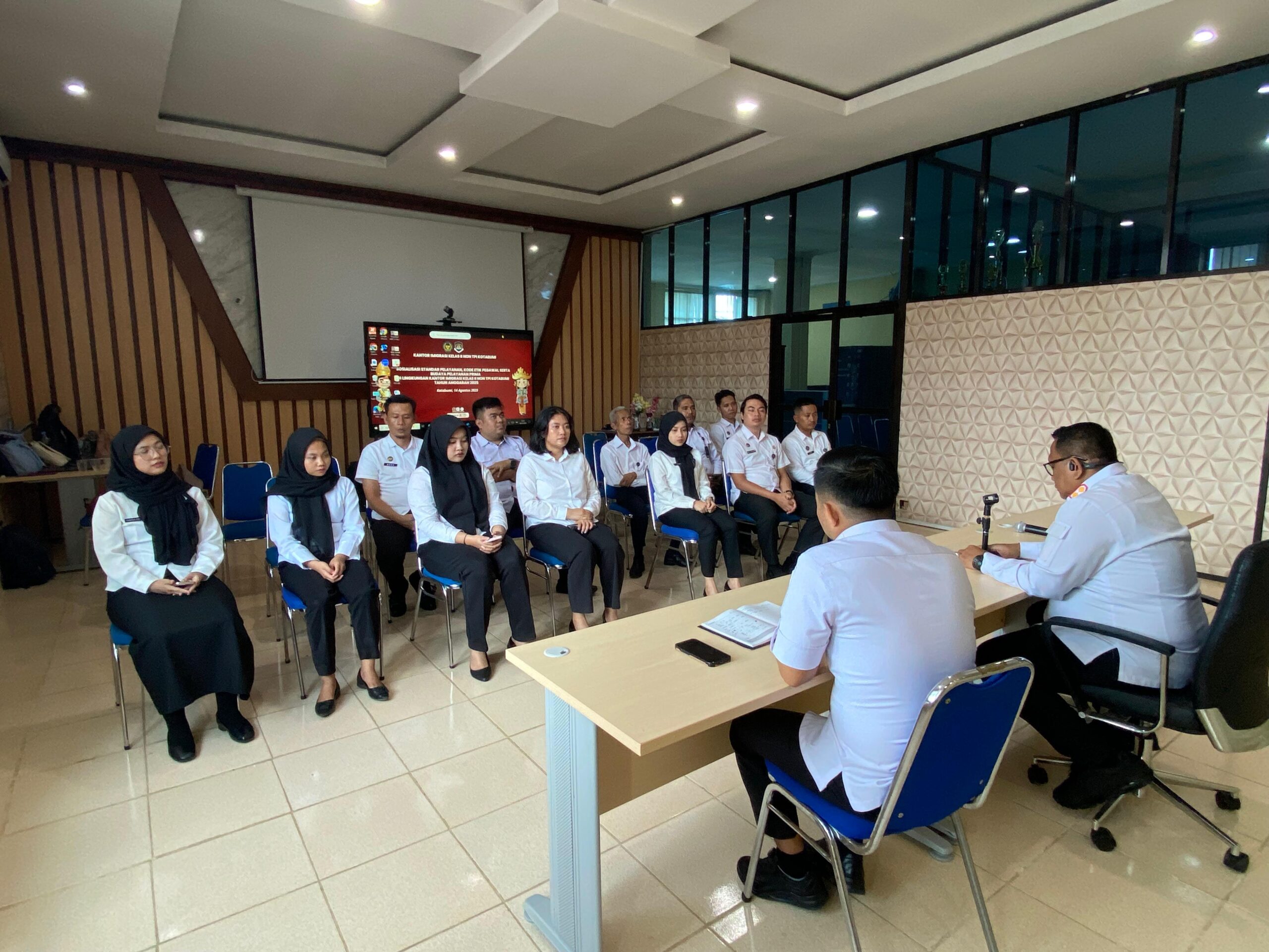 Kanim Kotabumi Laksanakan Briefing Seksi Dokumen Perjalanan dan Izin Tinggal Keimigrasian