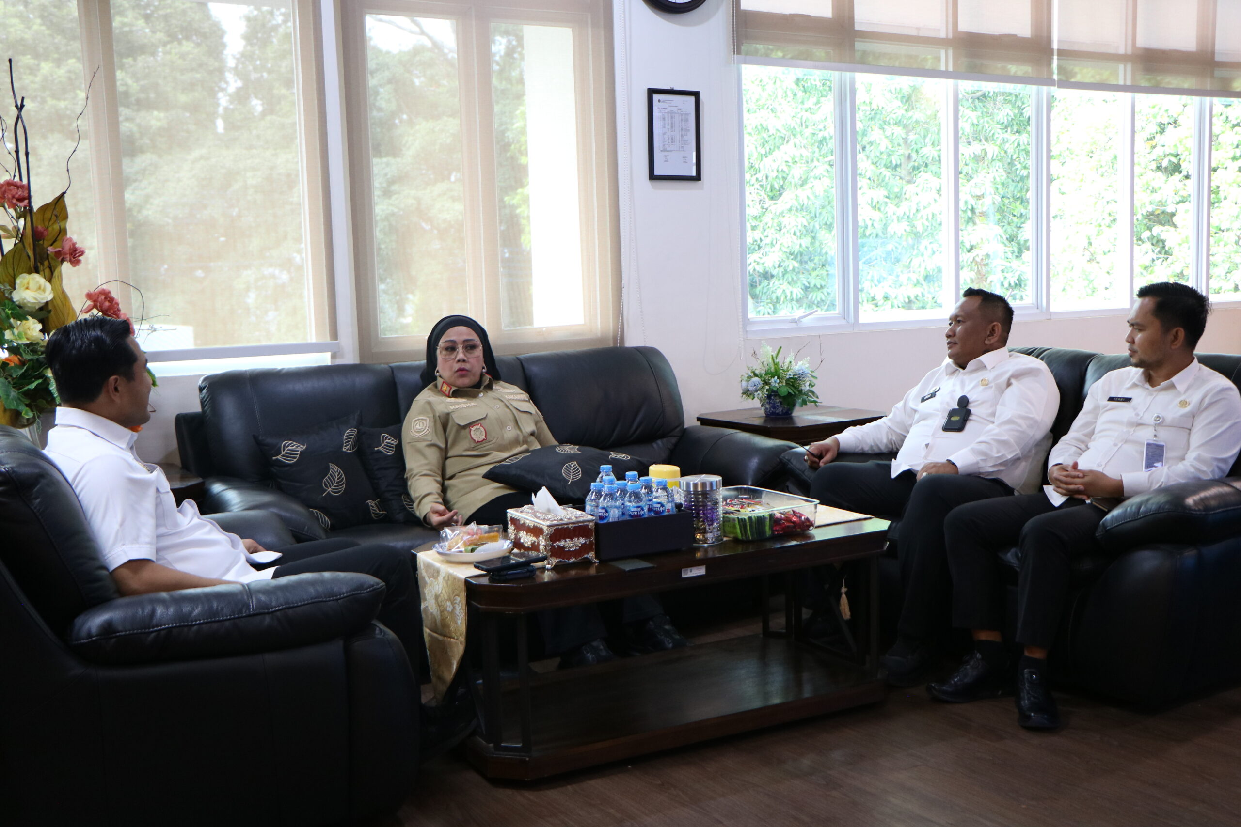 Kantor Imigrasi Kelas III Non TPI Kotabumi melaksanakan kegiatan Studi Tiru Reformasi Birokrasi Tahun 2025 ke Kantor Imigrasi Kelas I Non TPI Bogor pada Selasa, 2 Desember 2025. Pelaksanaan studi tiru ini bertujuan untuk memperkuat pemahaman, referensi, serta kesiapan Kantor Imigrasi Kotabumi dalam merencanakan renovasi bangunan pada tahun anggaran 2026. Kedatangan Kepala Kantor Imigrasi Kotabumi beserta tim disambut langsung oleh Kepala Kantor Imigrasi Bogor beserta jajaran. Rombongan diterima secara resmi melalui sesi pembukaan yang berlangsung di Aula Kantor Imigrasi Bogor sebagai tanda dimulainya seluruh rangkaian kegiatan studi tiru. Sesi pembukaan dilanjutkan dengan sambutan dari Kepala Kantor Imigrasi Bogor yang menyampaikan ucapan selamat datang serta dukungan penuh terhadap kelancaran studi tiru. Pada kesempatan tersebut, dilaksanakan exchange plakat cenderamata sebagai simbol sinergi dan kolaborasi antara kedua satuan kerja di lingkungan Direktorat Jenderal Imigrasi. Kepala Kantor Imigrasi Kotabumi kemudian menyampaikan maksud dan tujuan kunjungan, yaitu melakukan studi tiru terkait infrastruktur, desain bangunan, serta tata ruang Kantor Imigrasi Bogor. Hasil peninjauan ini akan menjadi referensi penting dalam penyusunan konsep renovasi Kantor Imigrasi Kotabumi pada tahun 2026. Pada pukul 10.30 WIB, tim melaksanakan peninjauan fisik ke berbagai area layanan dan ruang kerja di Kantor Imigrasi Bogor. Peninjauan mencakup ruang pelayanan publik, tata letak ruang kerja, efisiensi sirkulasi, serta fasilitas pendukung lainnya. Tim Kotabumi juga berdiskusi langsung dengan pegawai setempat untuk menyerap masukan teknis terkait optimalisasi desain bangunan. Kegiatan berlanjut dengan makan siang bersama dan dilanjutkan audiensi dengan kehadiran Kepala Kantor Wilayah Direktorat Jenderal Imigrasi Lampung. Audiensi ini membahas hasil studi tiru, dukungan terhadap rencana renovasi tahun 2026, serta penguatan komitmen sinergi antar Kantor Imigrasi untuk peningkatan kualitas pelayanan dan pengawasan keimigrasian.