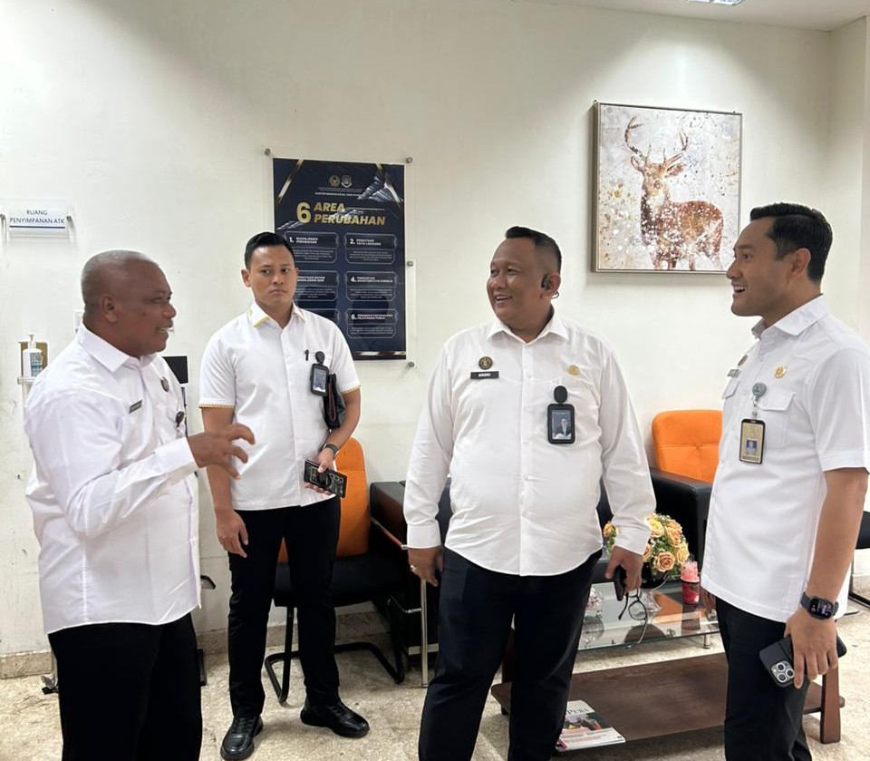 Kantor Imigrasi Kelas III Non TPI Kotabumi melaksanakan kegiatan Studi Tiru Reformasi Birokrasi Tahun 2025 ke Kantor Imigrasi Kelas I Non TPI Bogor pada Selasa, 2 Desember 2025. Pelaksanaan studi tiru ini bertujuan untuk memperkuat pemahaman, referensi, serta kesiapan Kantor Imigrasi Kotabumi dalam merencanakan renovasi bangunan pada tahun anggaran 2026.