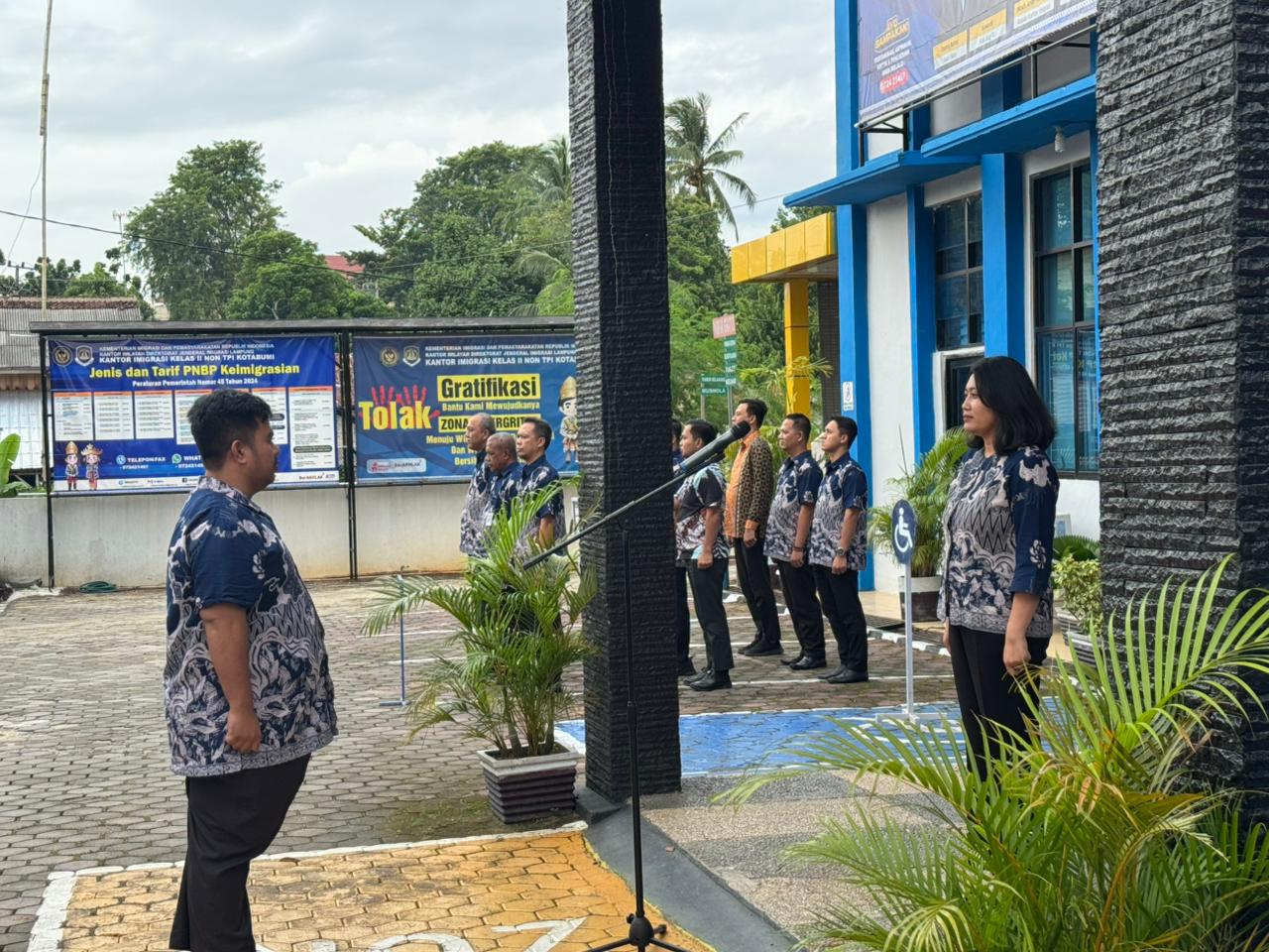 Kasubsi Intalkim Pimpin Apel Sore Imigrasi Kotabumi dan Sampaikan Imbauan Akhir Pekan