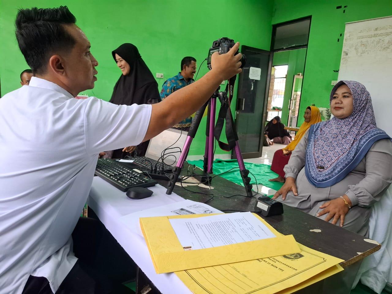 19 Pemohon Terbantu dalam Kegiatan Eazy Paspor Kantor Imigrasi Kotabumi di Ponpes Al Qudsi Tulang Bawang